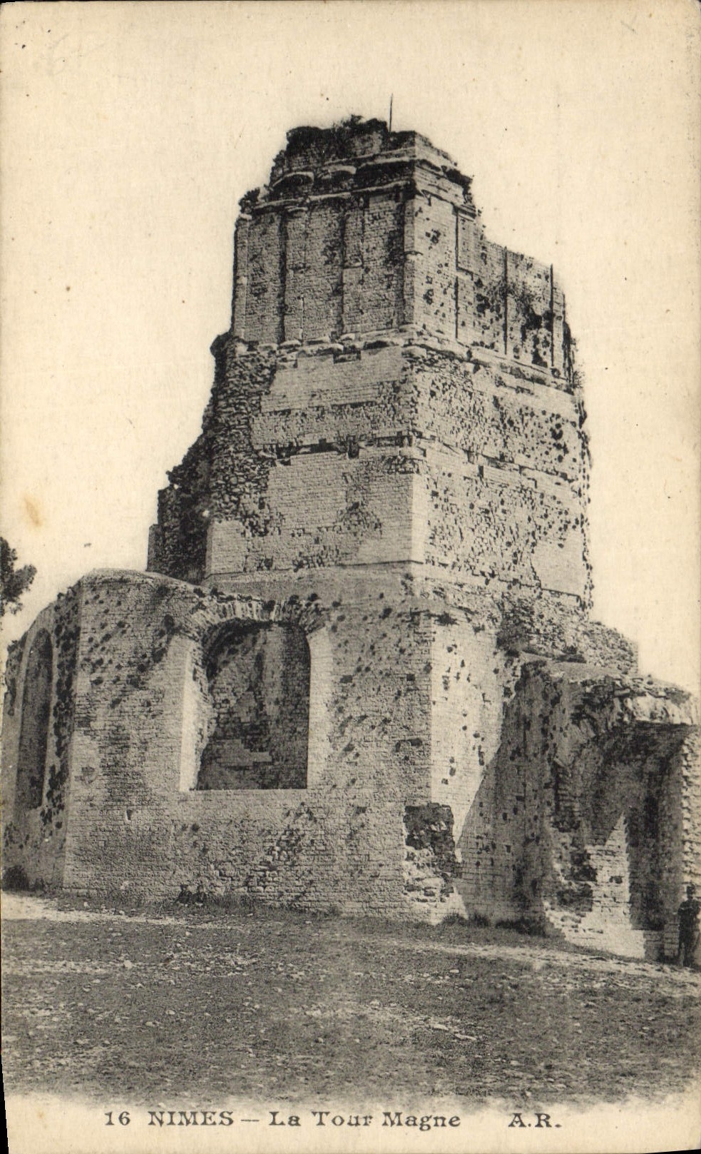 CPA Nimes La Tour Magne