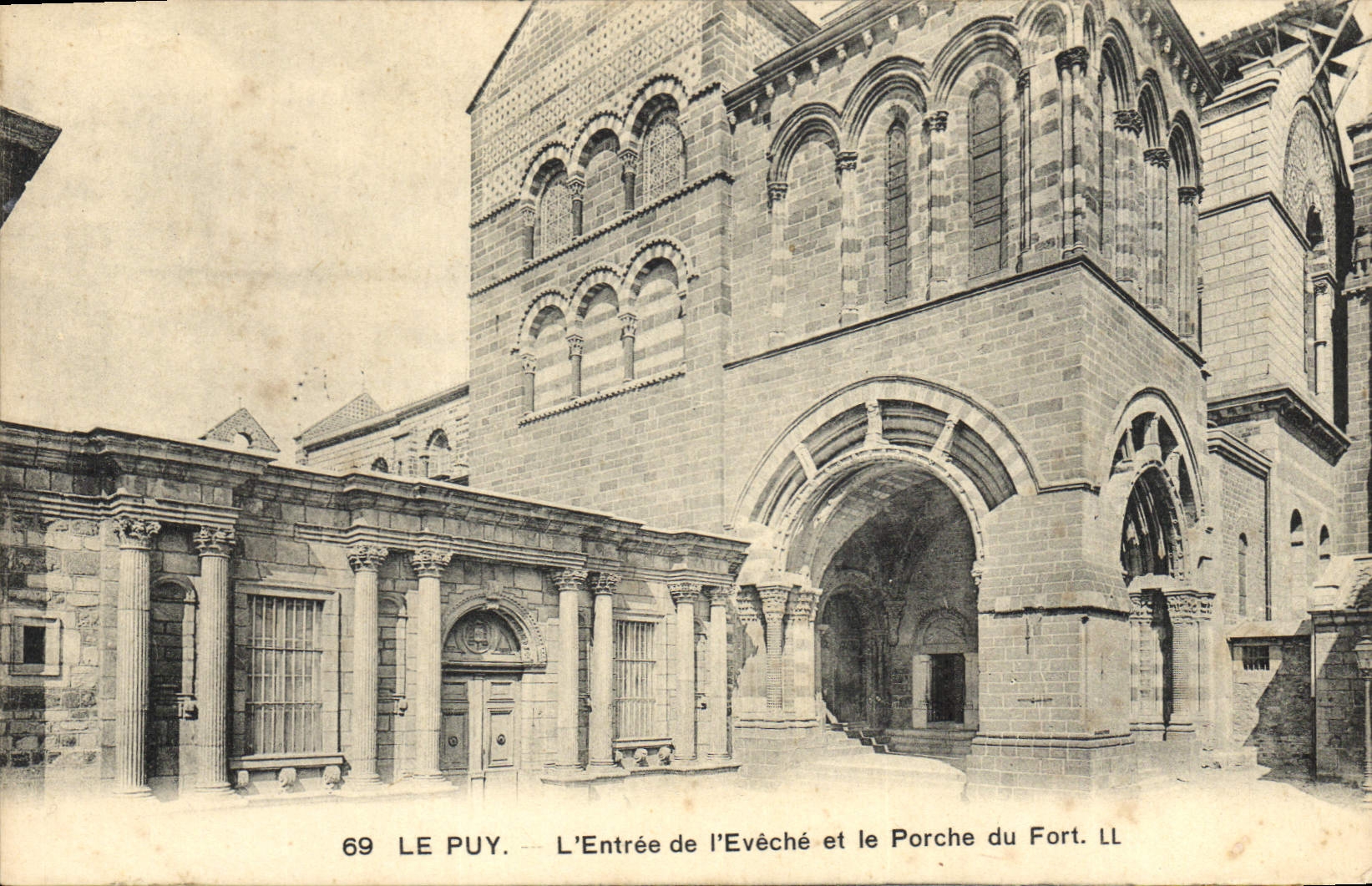 POSTAL Puy de la VENDIMIA la entrada De I' Eveche y el pórtico de Fort