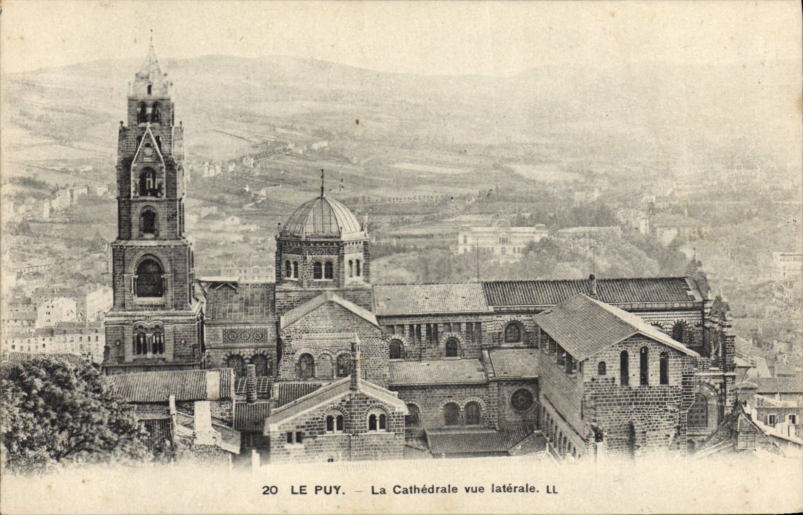 CPA Le Puy La Cathedrale Vue Laterale