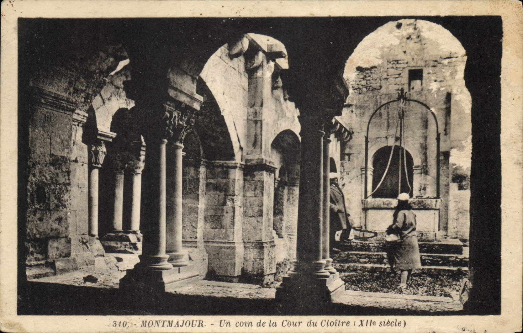 POSTAL Montmajour de la VENDIMIA una esquina de la corte del claustro