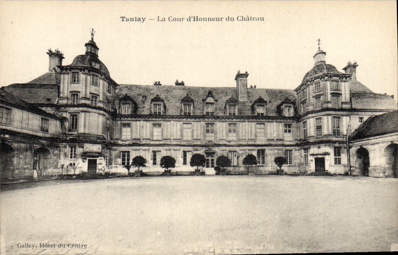 VINTAGE POSTCARD Tanlay Main courtyard Of the Castle