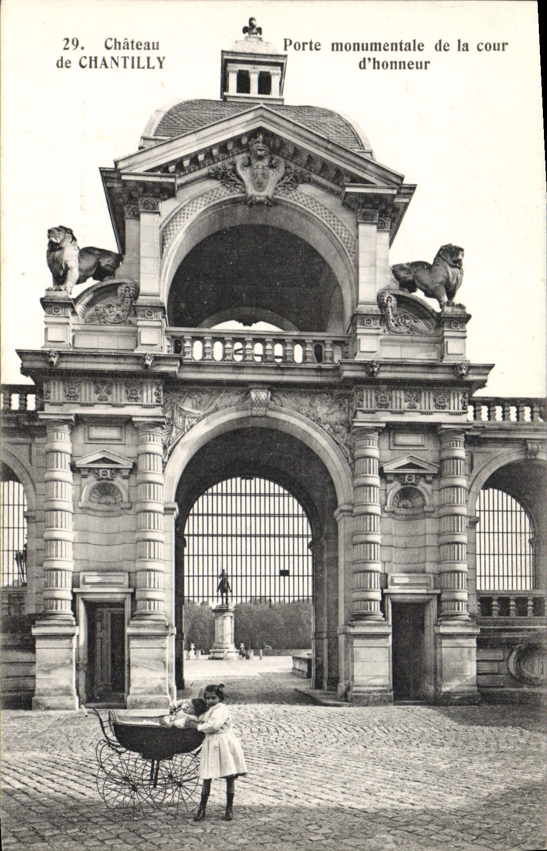 CPA Chateau De Chantilly Porte Monumentale De la Cour D'Honneur Enfant