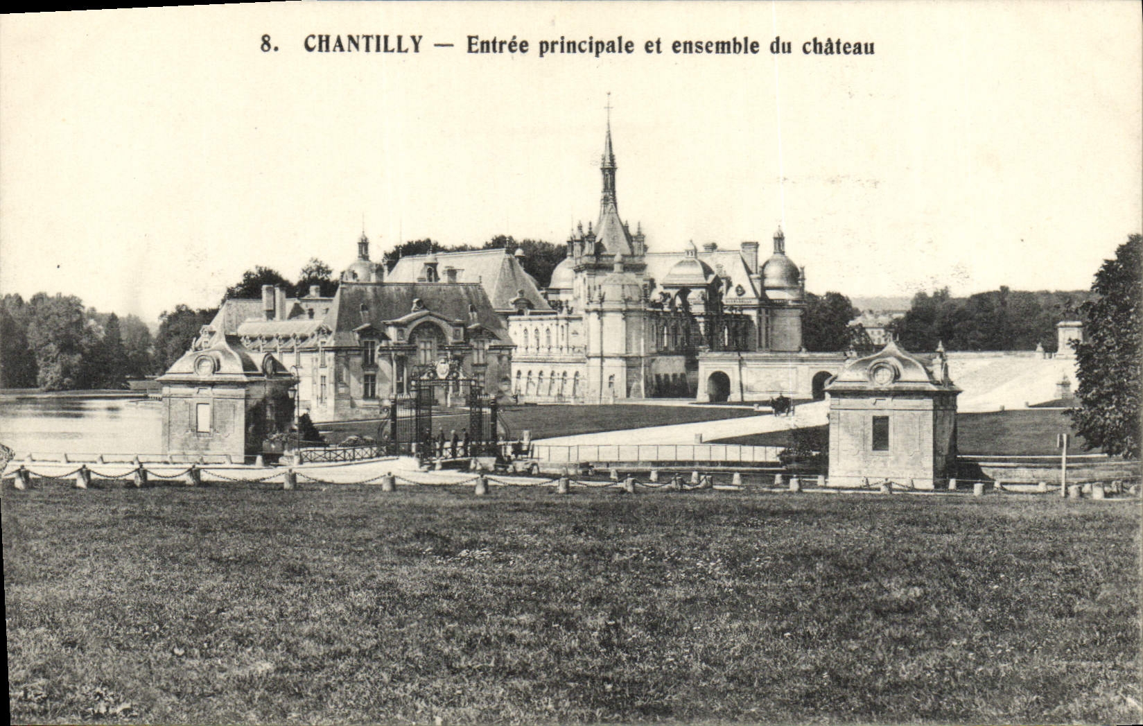 CPA Chantilly Entree Principale Et Ensemble Du Chateau