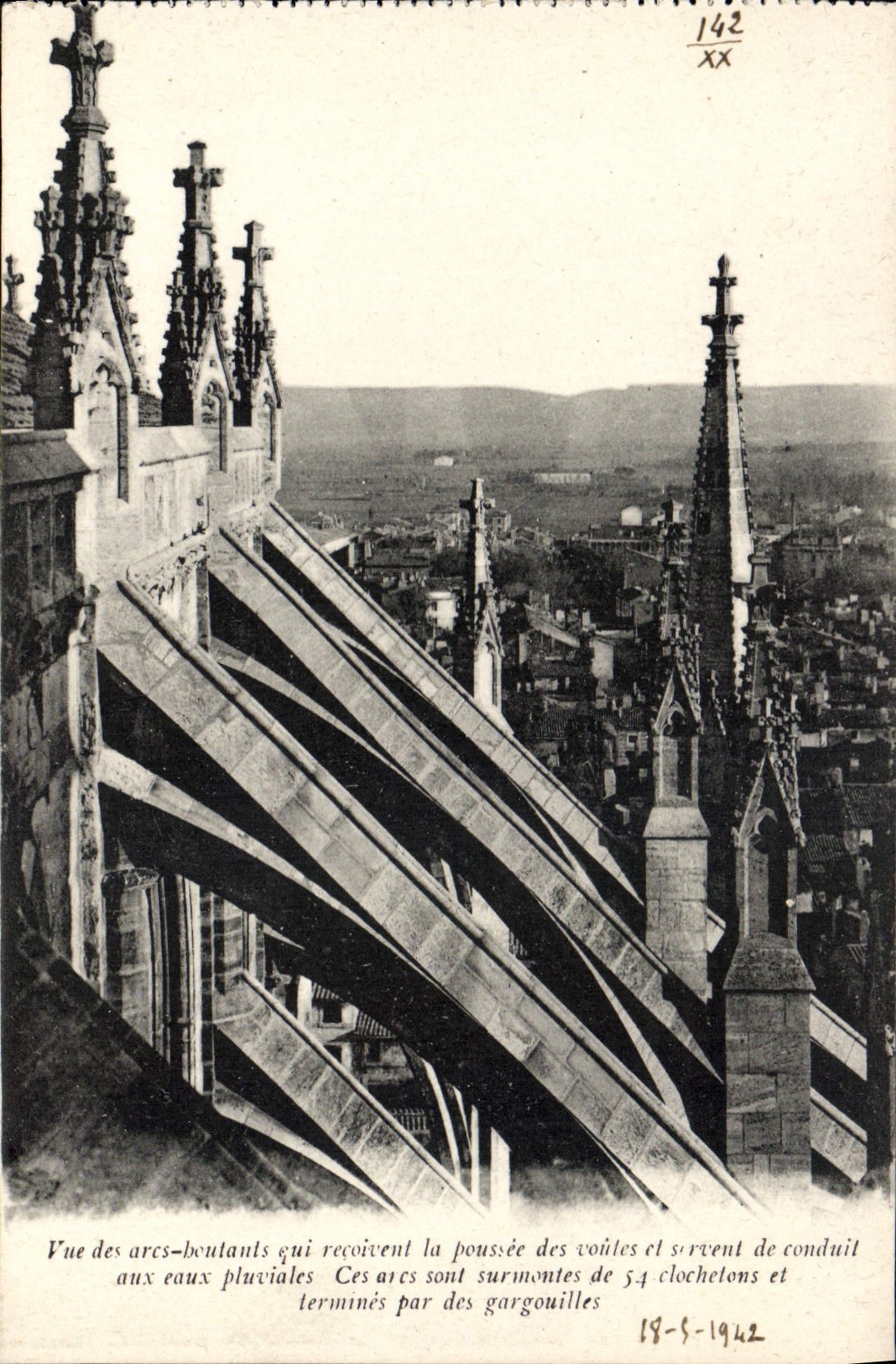 POSTAL de la VENDIMIA vista el pelar de los arcos que reciben el empuje