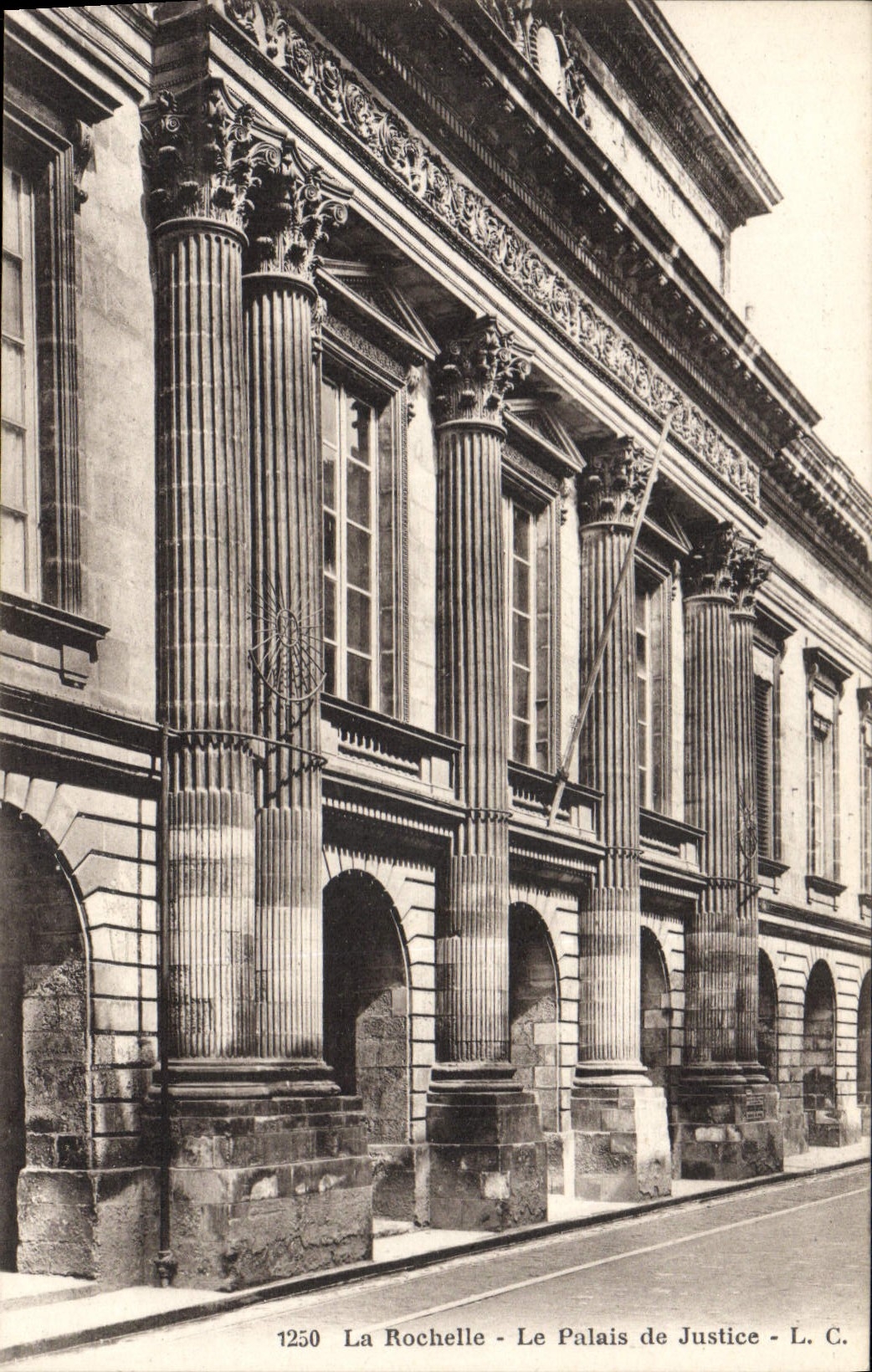 VINTAGE POSTCARD La Rochelle Law courts