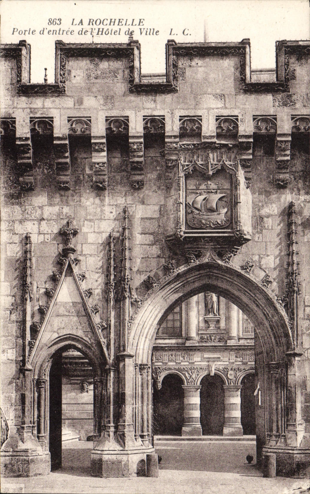 VINTAGE POSTCARD La Rochelle Main door Of the Town hall