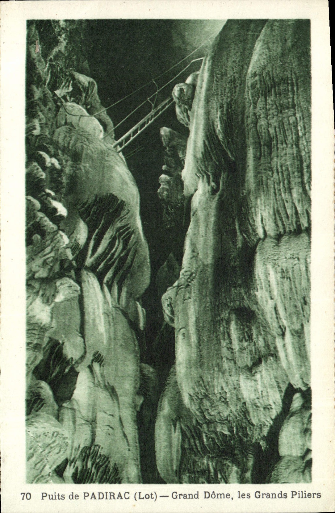 VINTAGE POSTCARD Well De Padirac Large Dome Large Pillars