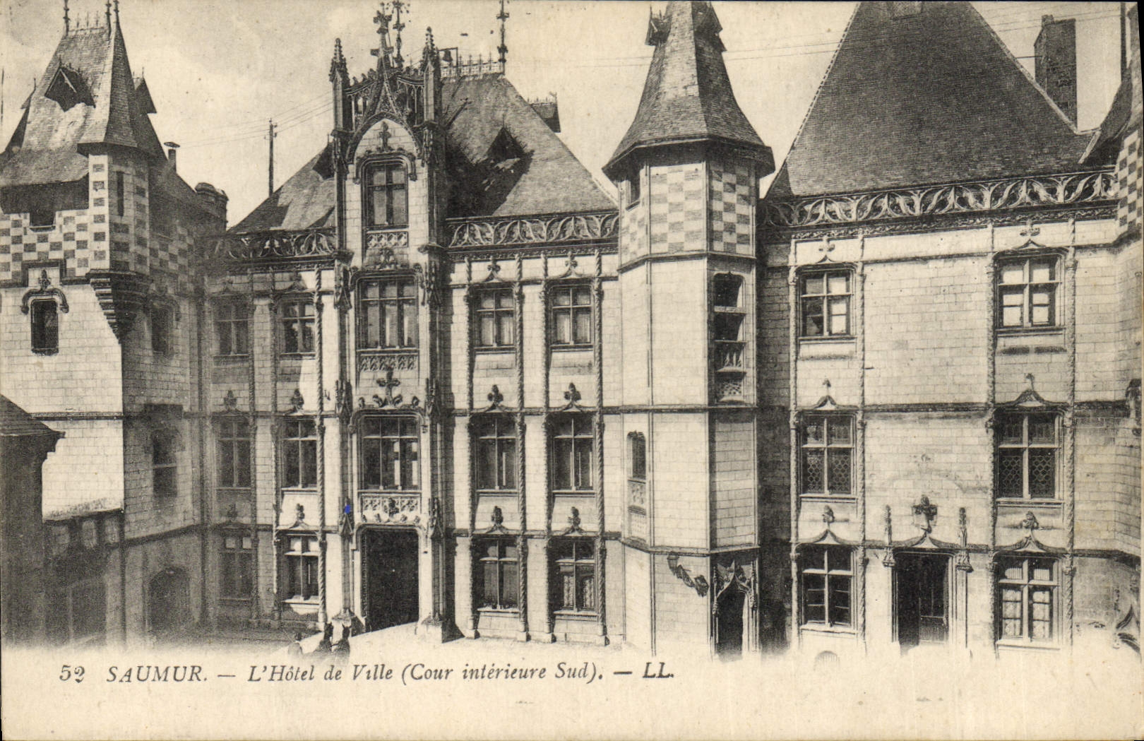 VINTAGE POSTCARD Saumur the Town hall Southern interior Court