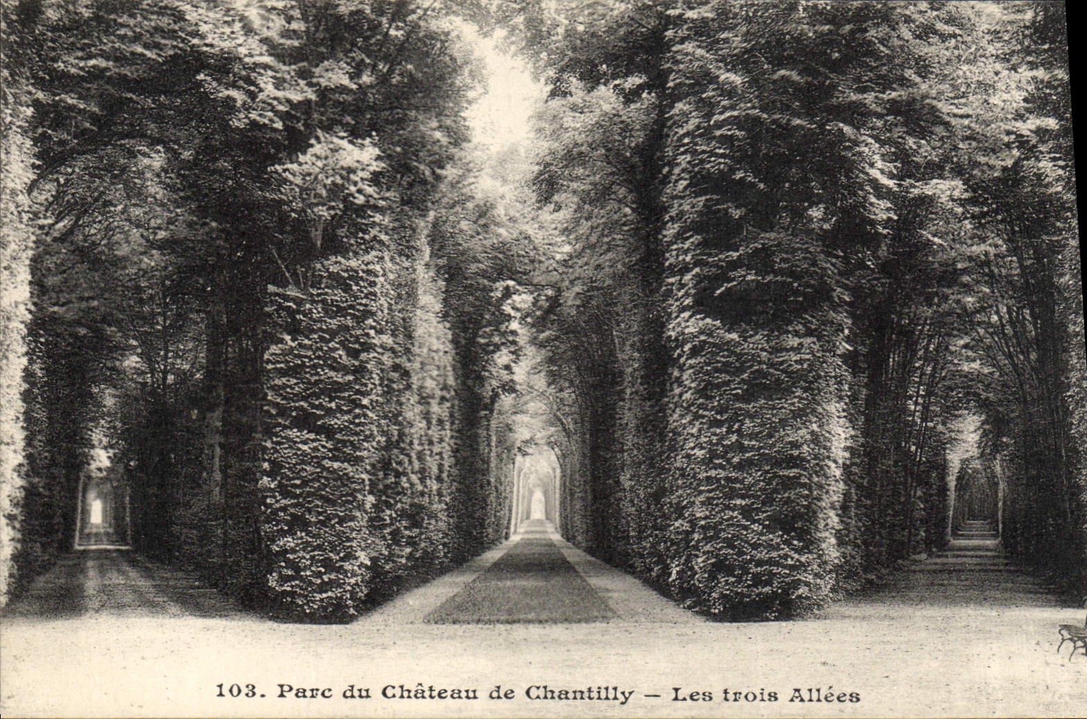 Parque de la POSTAL de la VENDIMIA del castillo de Chantilly tres callejones