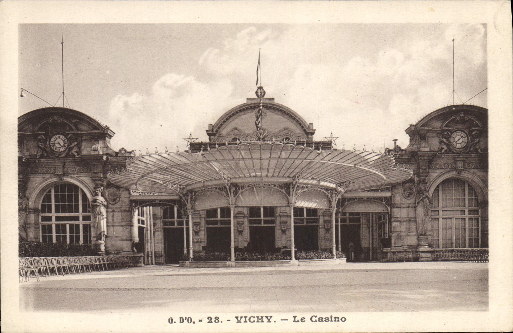 VINTAGE POSTCARD Vichy the Casino