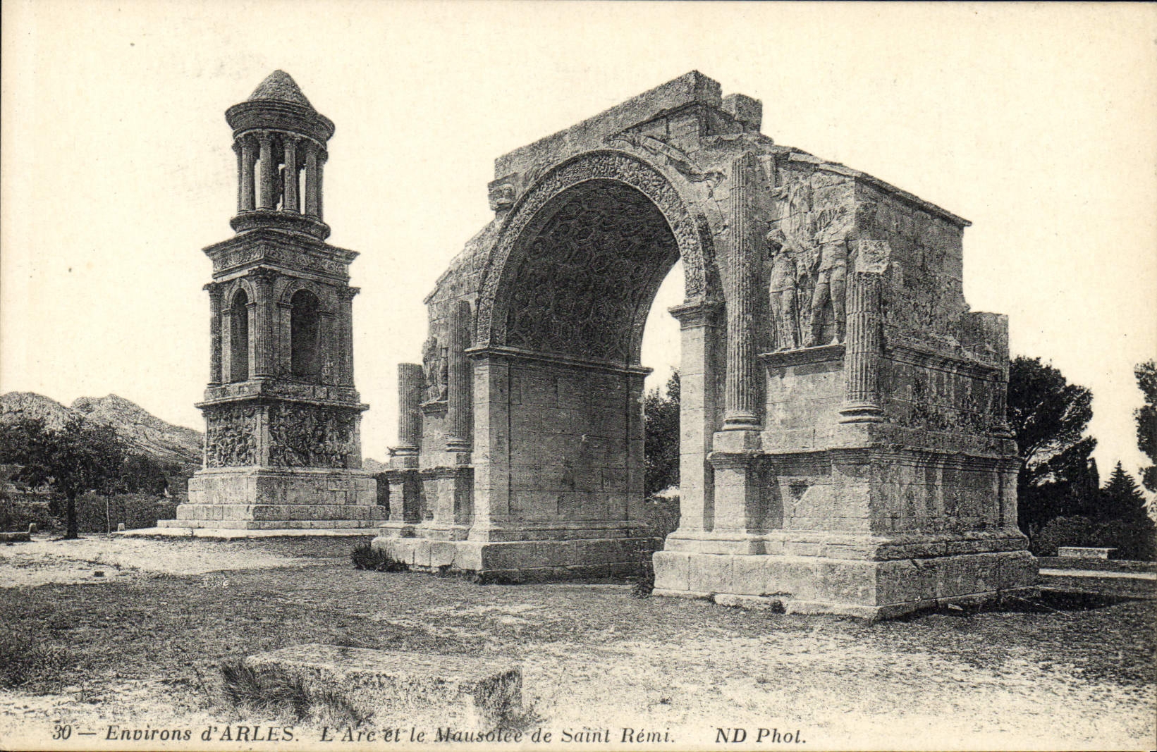 CPA Arles L'Arc Et Le Mausolee De Saint Remi