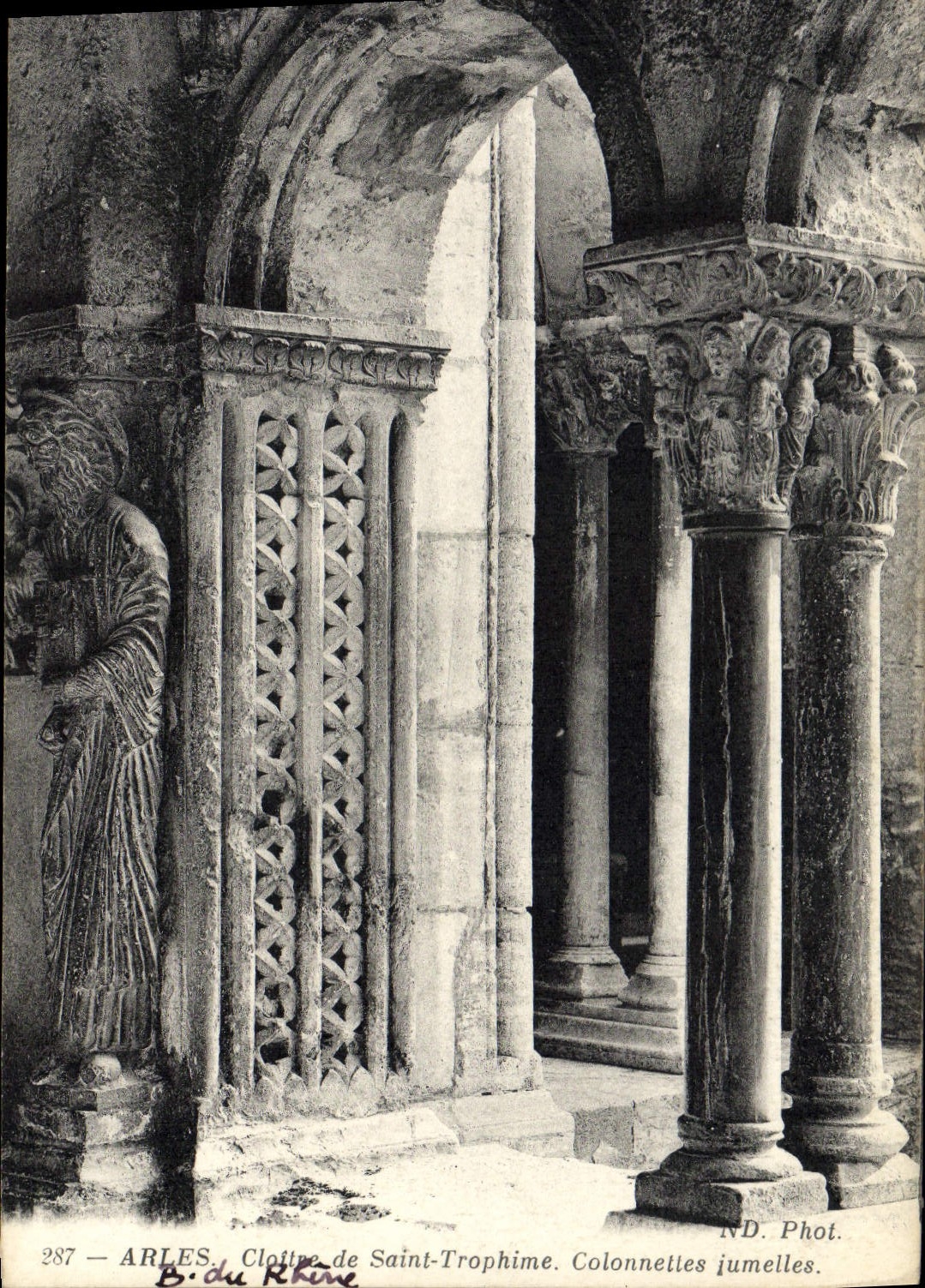 VINTAGE POSTCARD Arles Cloister Of Saint Trophime twin Posts