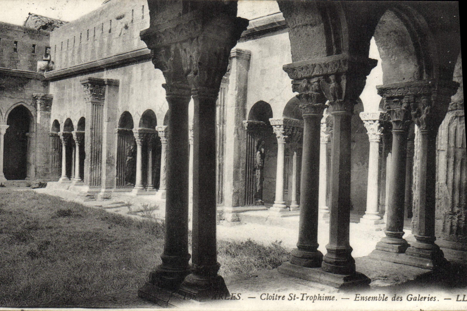 VINTAGE POSTCARD Arles Holy Cloister Trophine Together of the Galleries