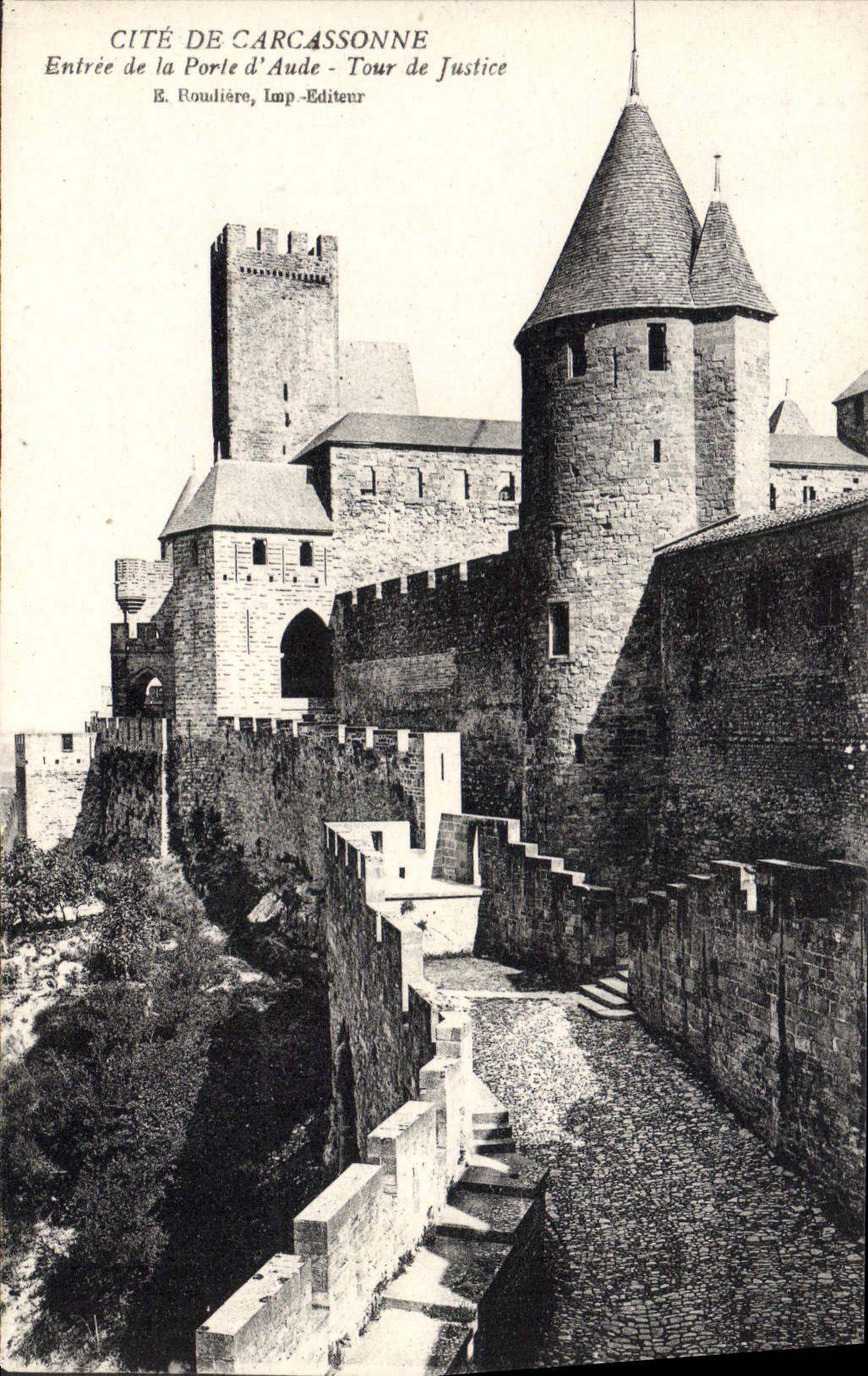 CPA Carcassonne Entree De La Porte D'Aude Tour de justice