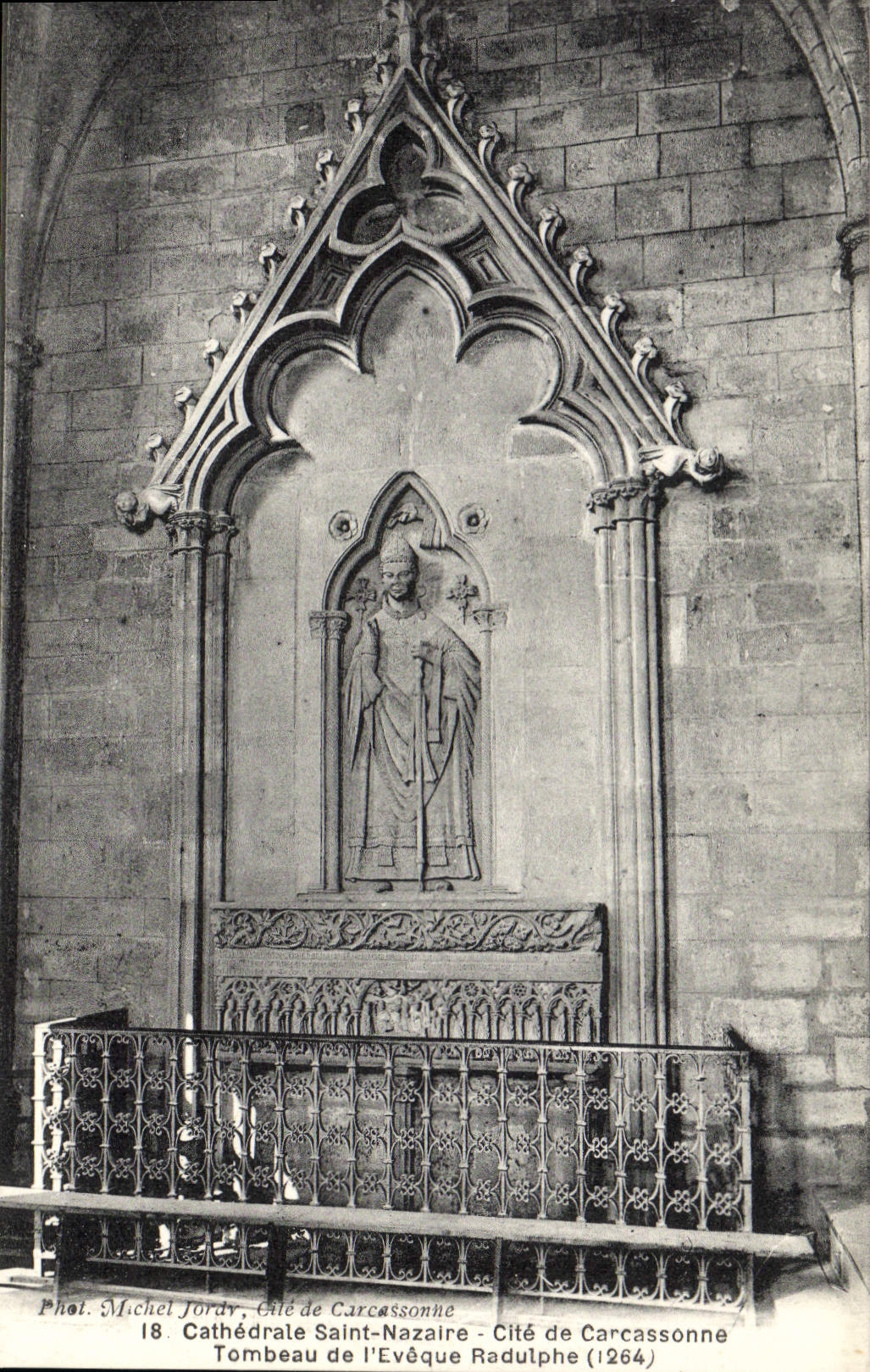 Tumba del Saint Nazaire de la catedral de Carcasona de la POSTAL de la VENDIMIA del obispo de Radulphe