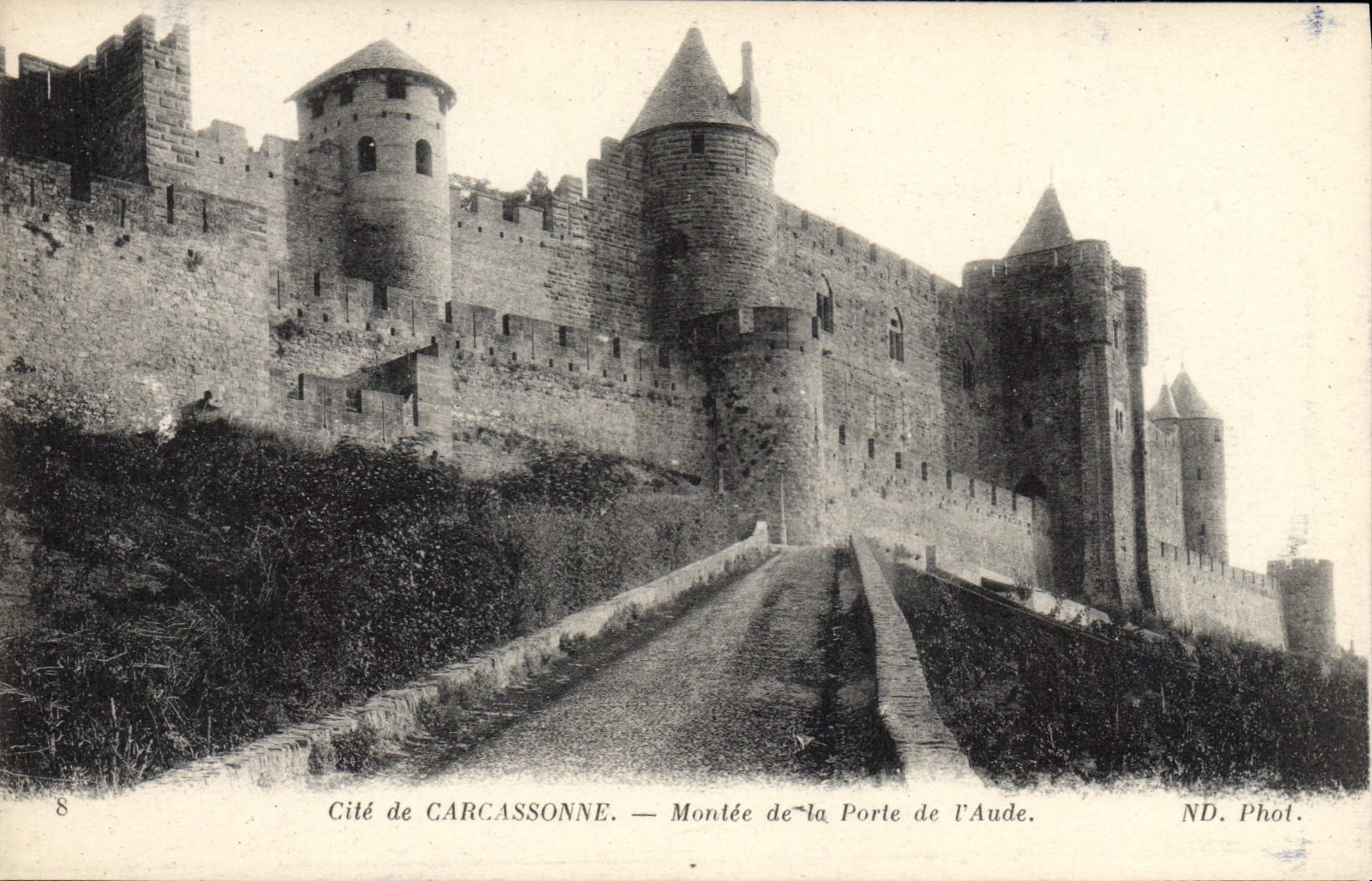 CPA Carcassonne Montee de la porte de l'Aude