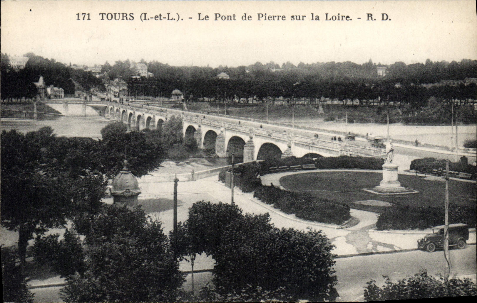 VINTAGE POSTCARD Tours the stone bridge on the Loire