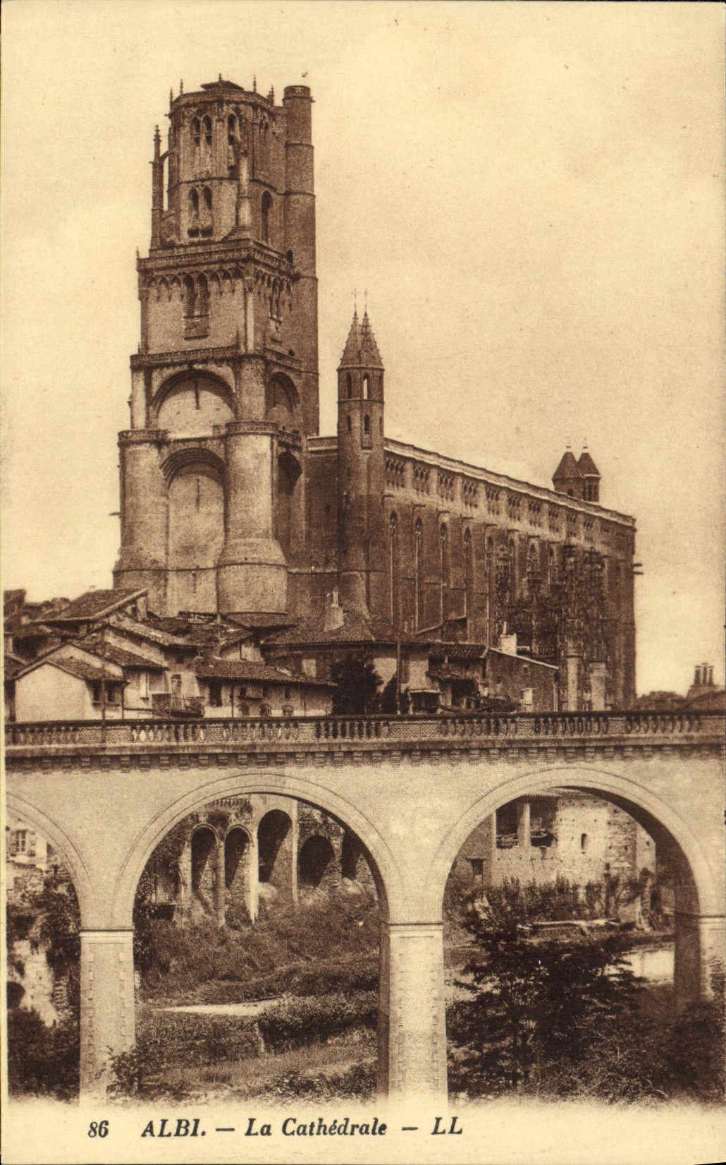 VINTAGE POSTCARD Albi the cathedral