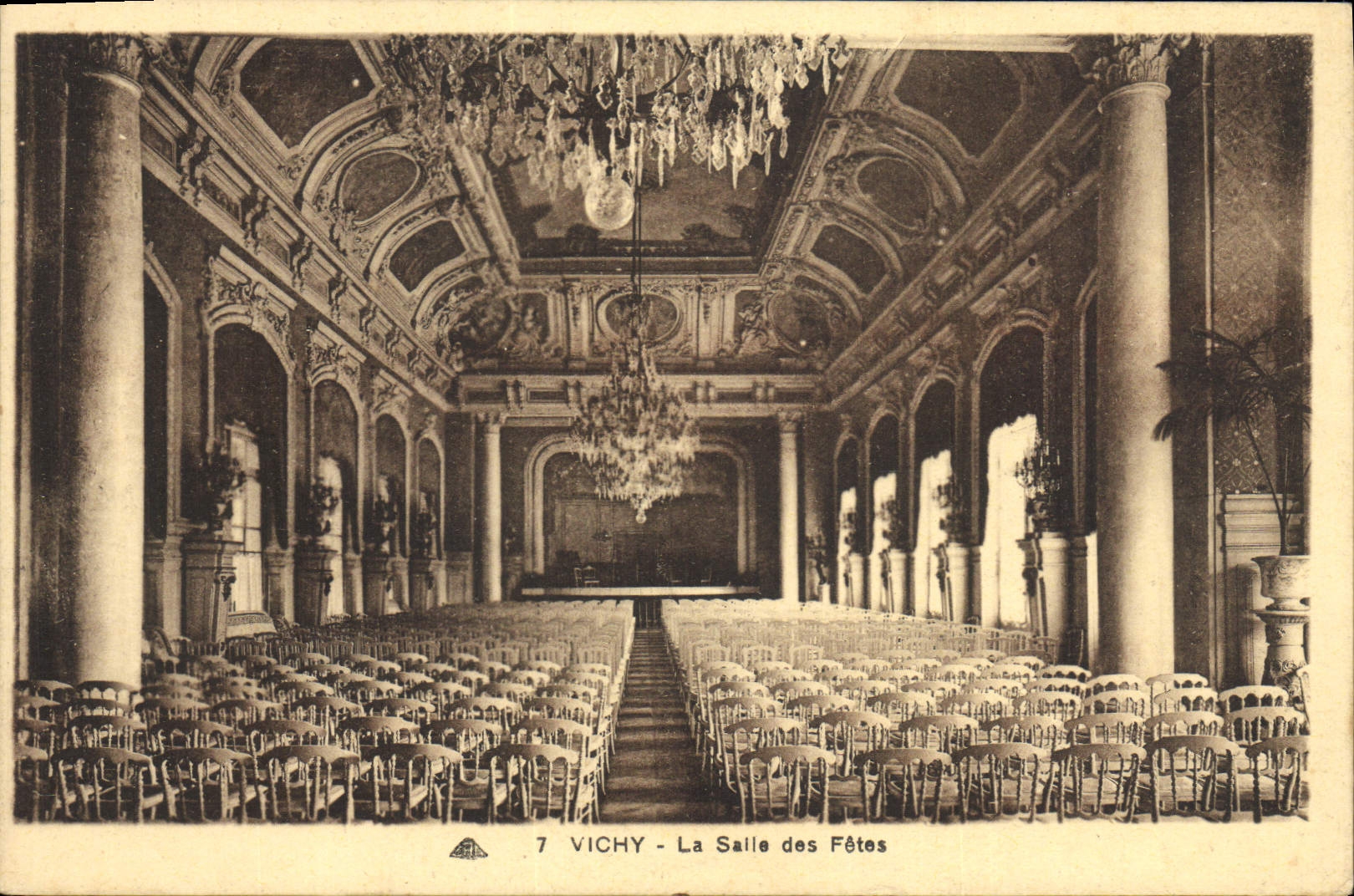 CPA Vichy La salle des fetes