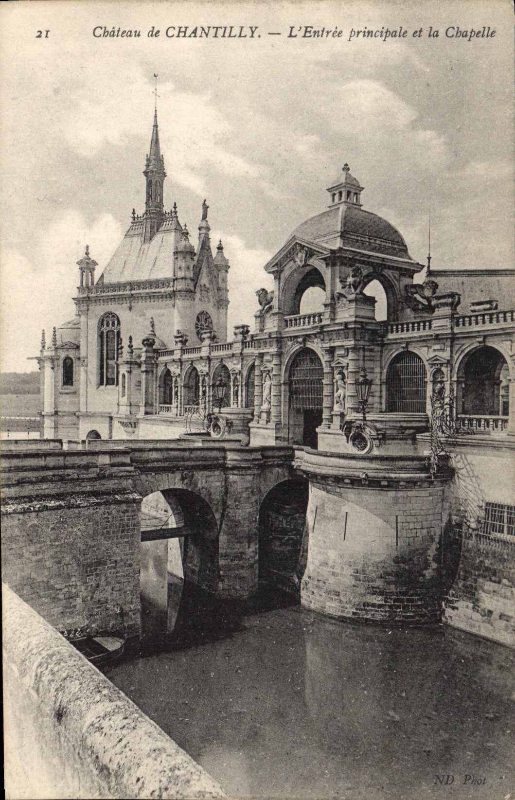 Castillo de la POSTAL de la VENDIMIA de Chantilly la entrada principal y la cámara acorazada