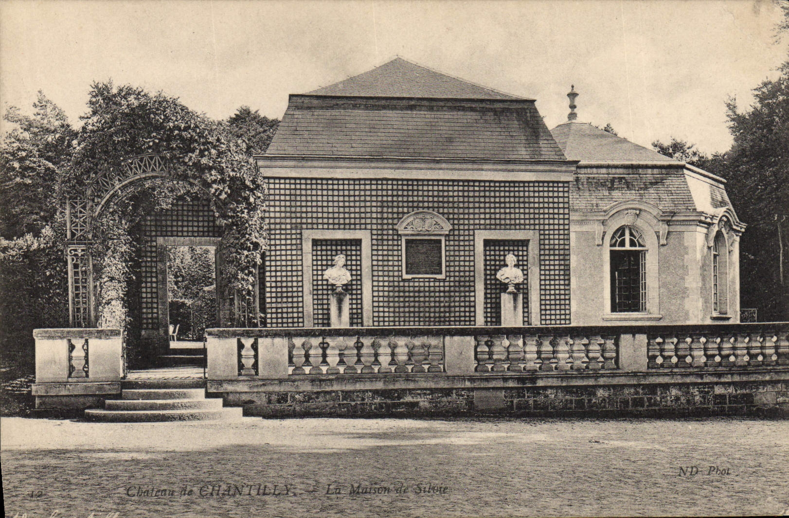 CPA Chateau de Chantilly La maison de Silvie