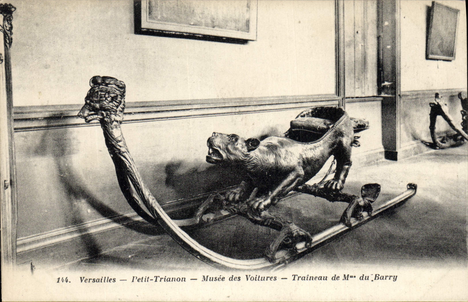 CPA Versailles Petit Trianon Musee des Voitures Traineau de Mme du Barry