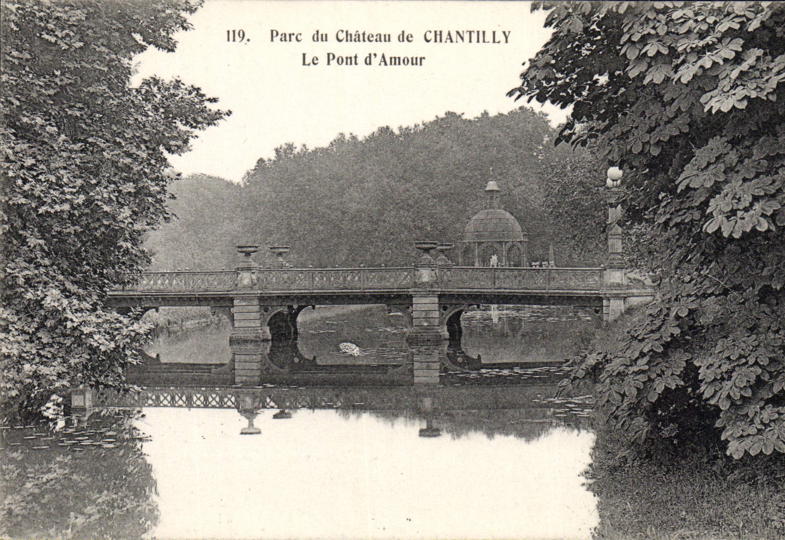 CPA Parc du chateau de Chantilly le pont d'amour