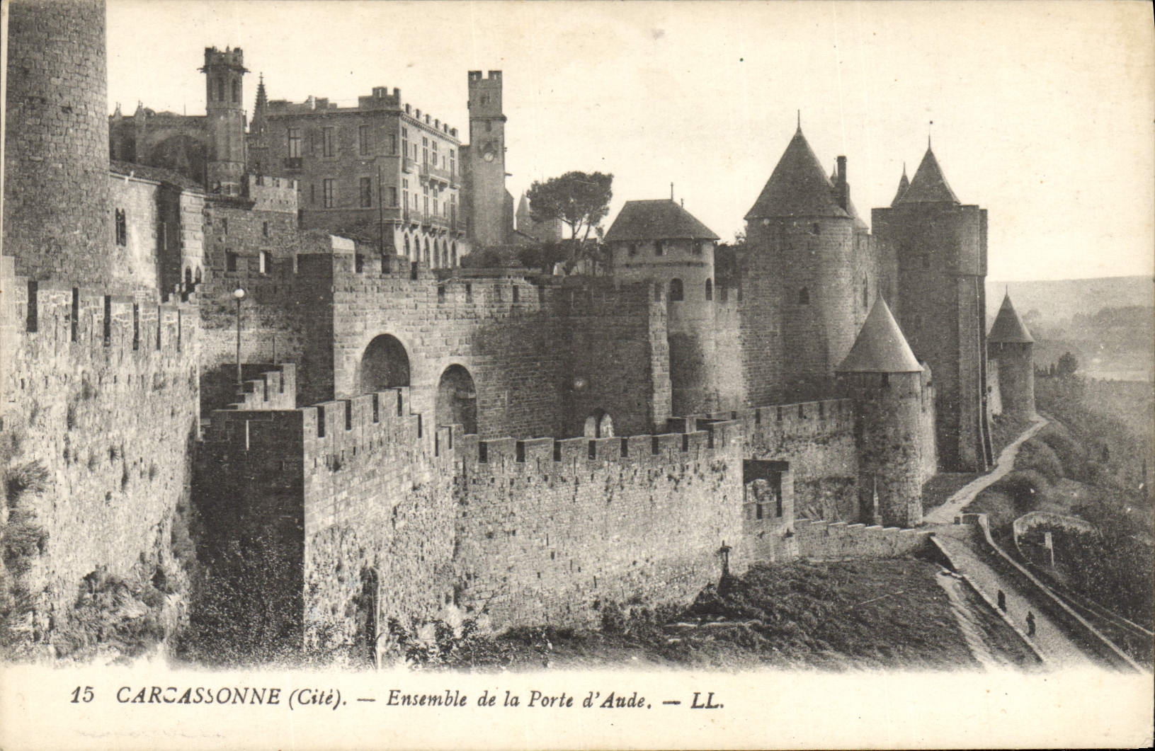 CPA Carcassonne Ensemble de la porte d'Aude