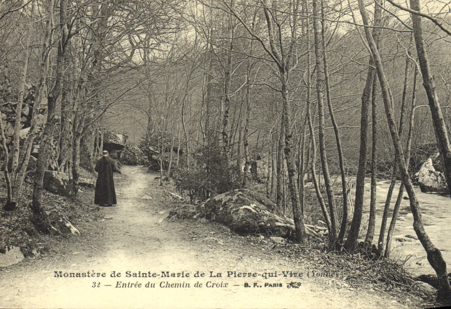 CPA Monastere de Sainte Marie de la Pierre qui Vire Entree du Chemin de Croix