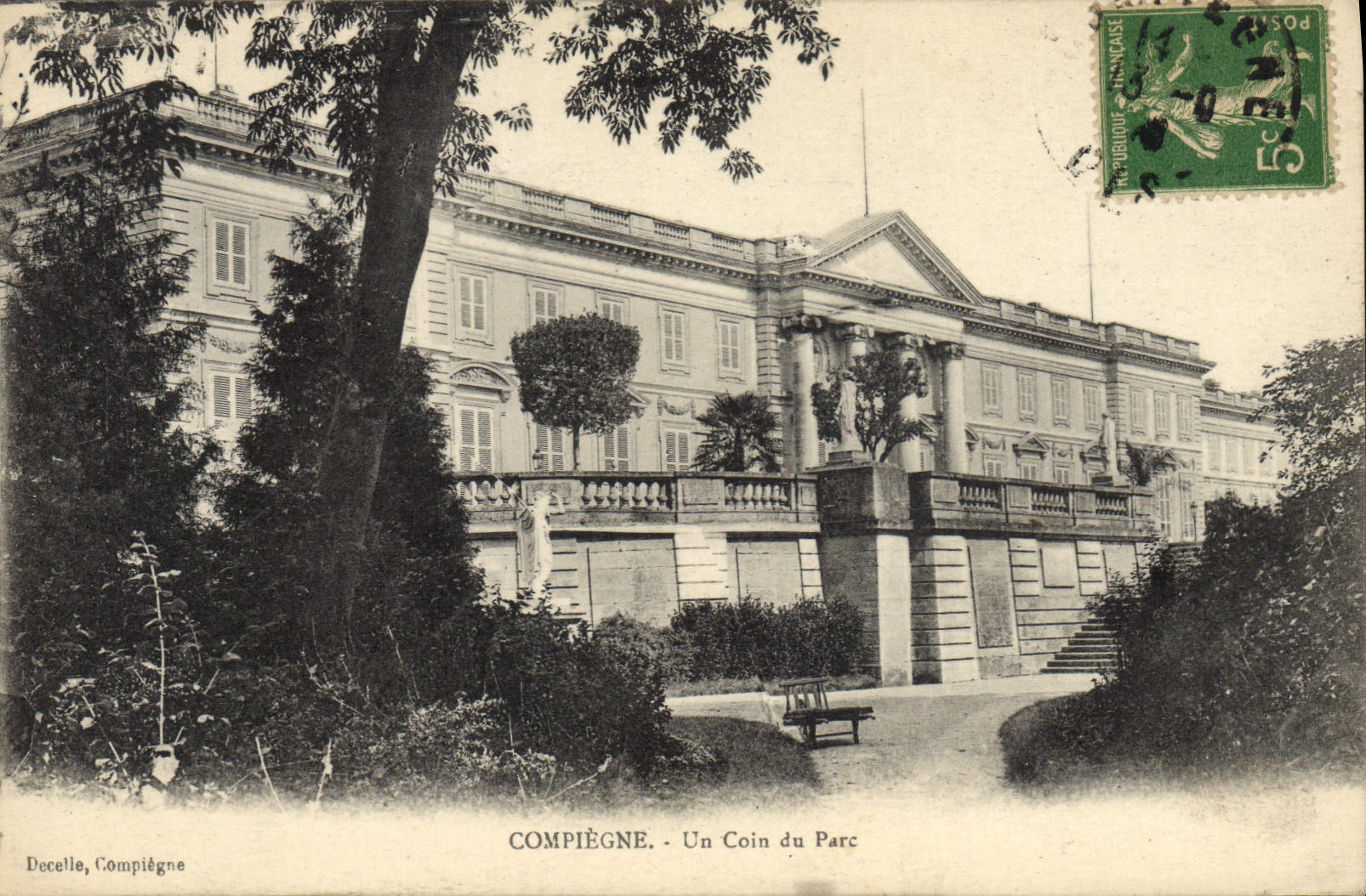 CPA Compiegne Un coin du parc