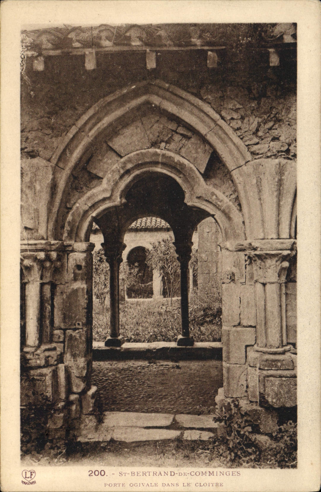 VINTAGE POSTCARD St Bertrand de Comminges Carries ogival in the cloister