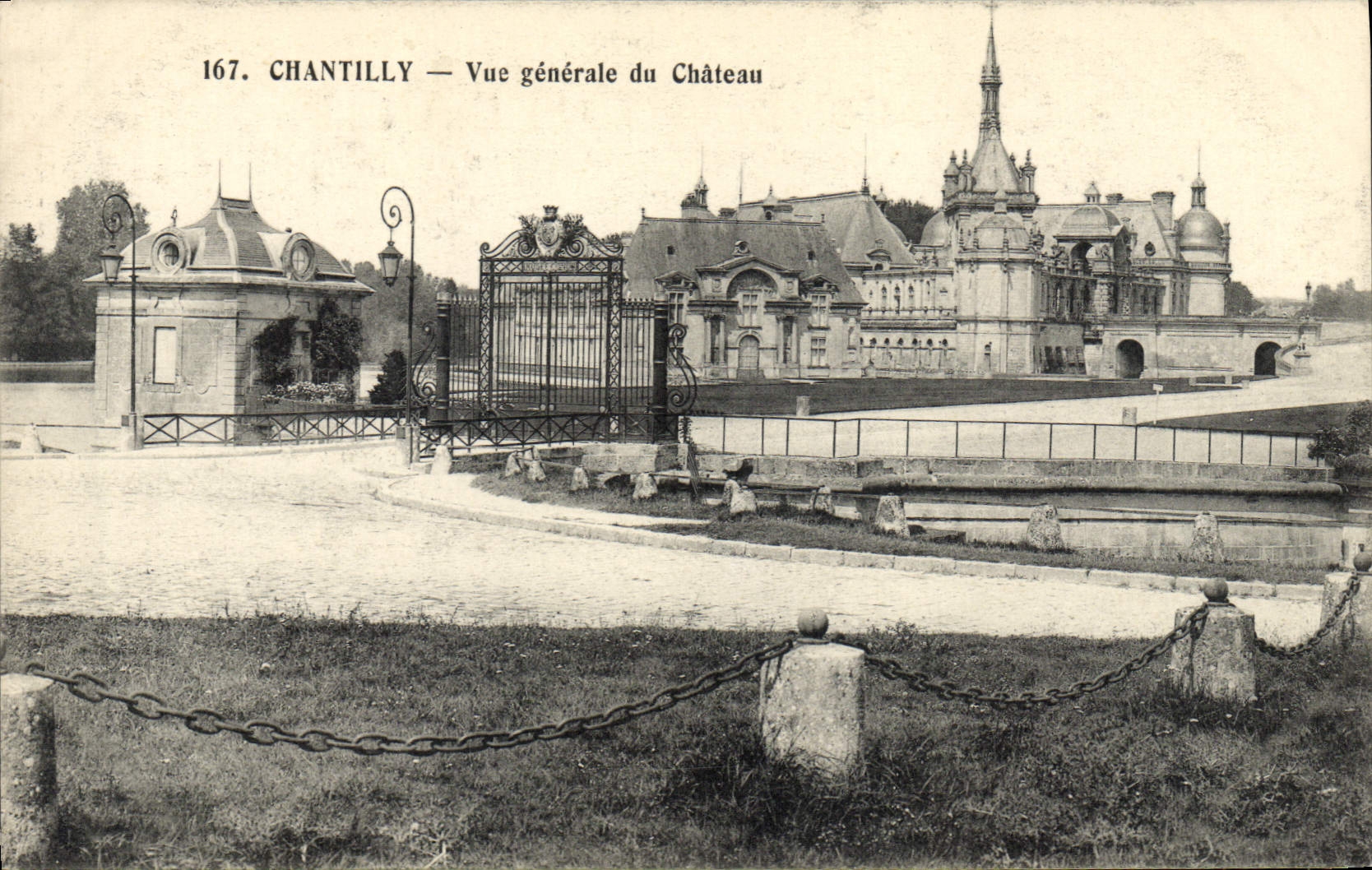 CPA Vue generale du Chateau de Chantilly