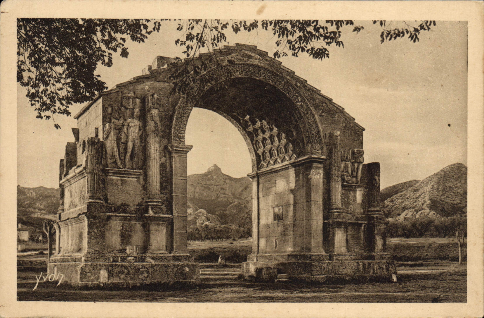 CPA Monument romain a Saint Remy de Provence Plateau des Antiquites
