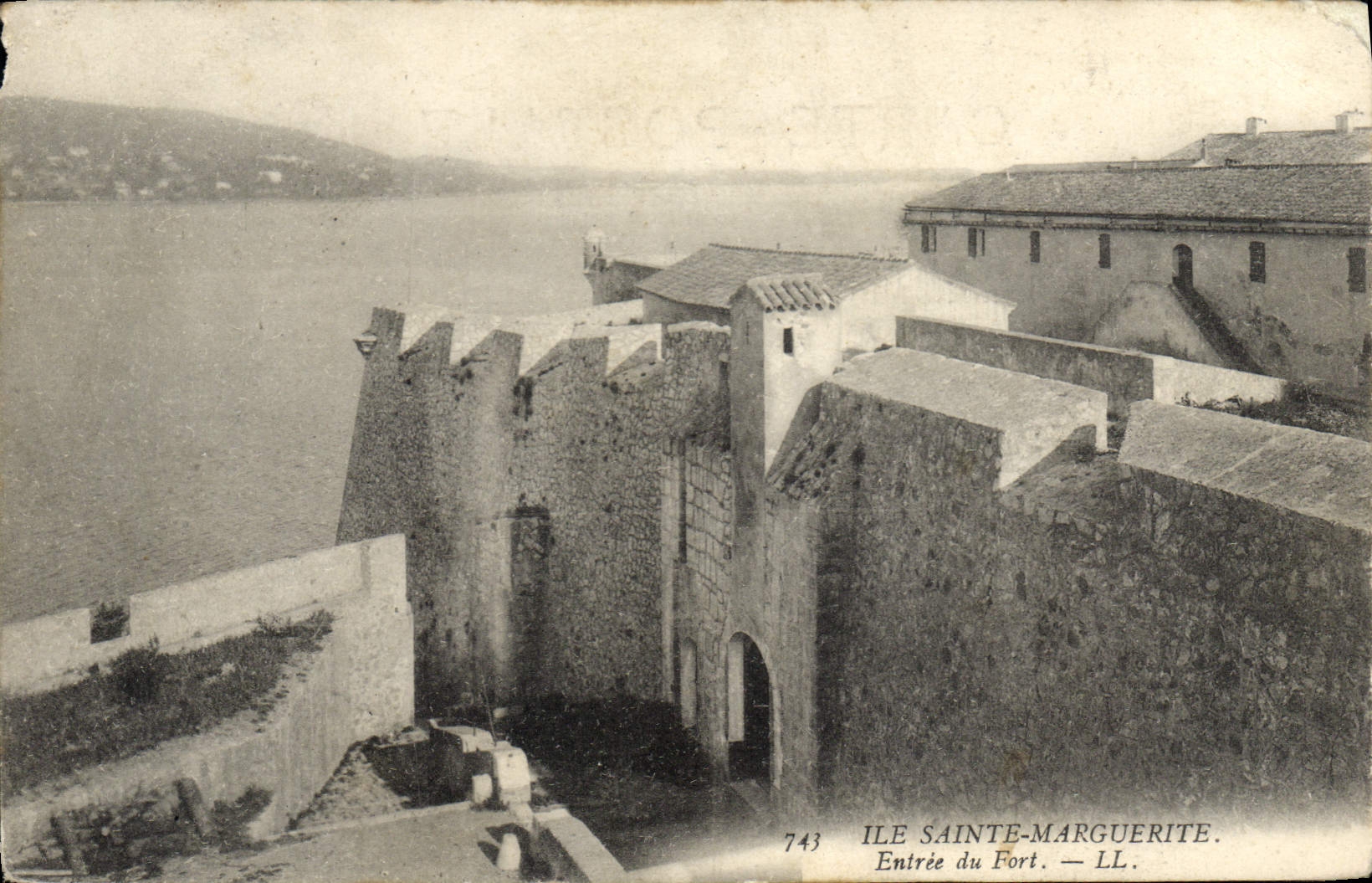 CPA Ile Sainte Marguerite Entree du fort