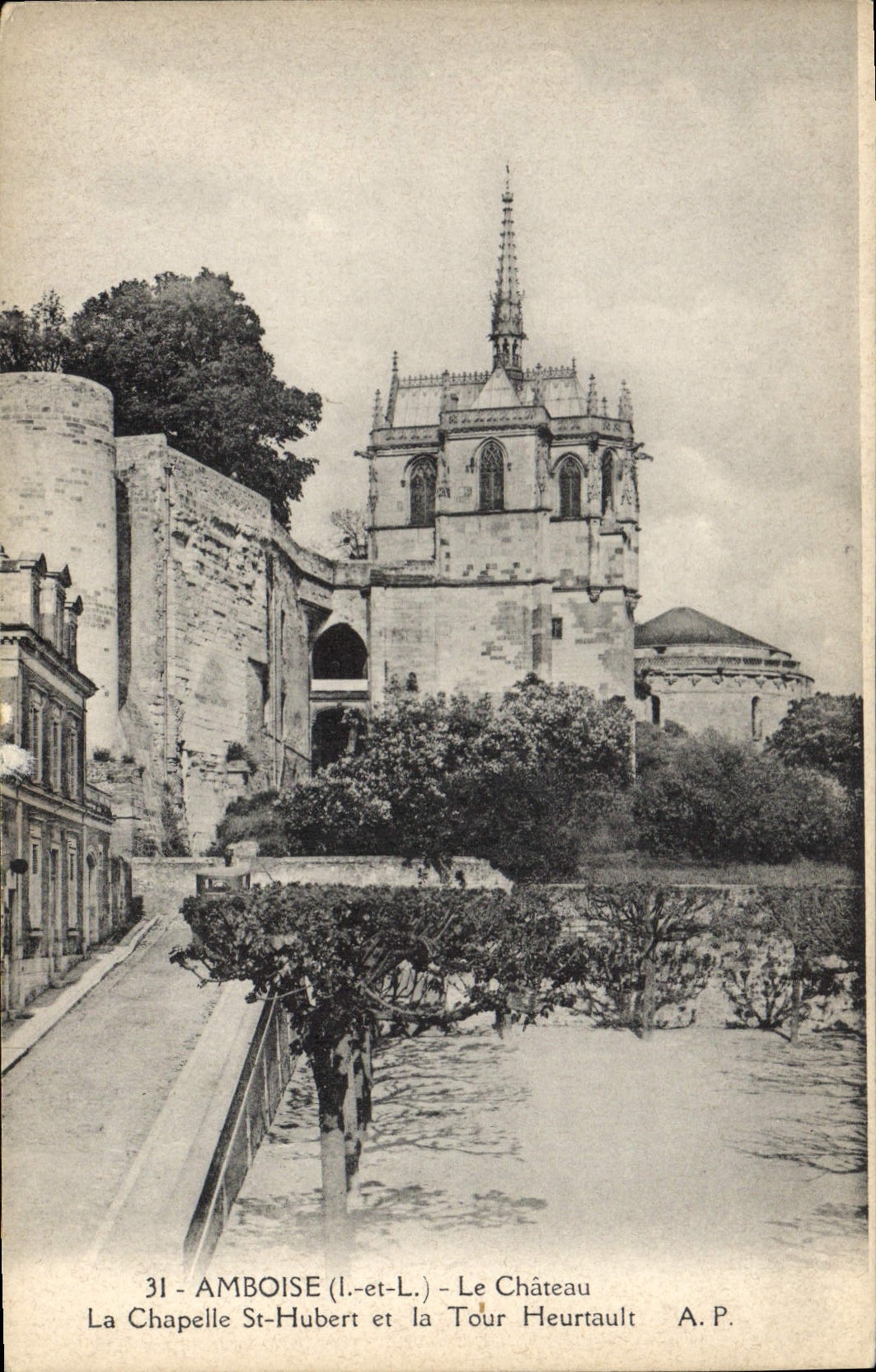 CPA Amboise Le chateau la chapelle St Hubert et la tour Heurtault