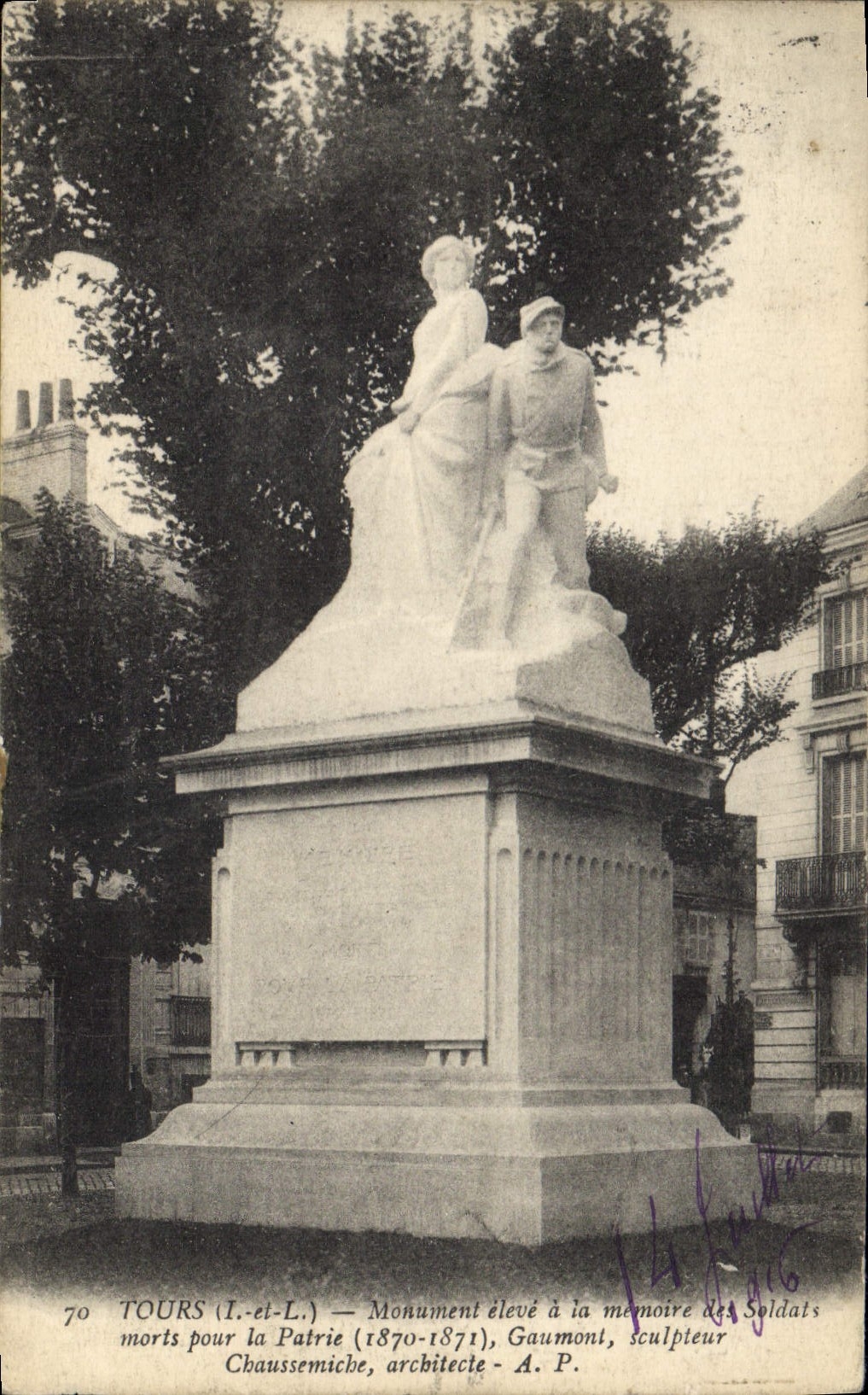 La POSTAL de la VENDIMIA viaja el monumento levantado con la memoria de los soldados muertos para la patria de Militaria