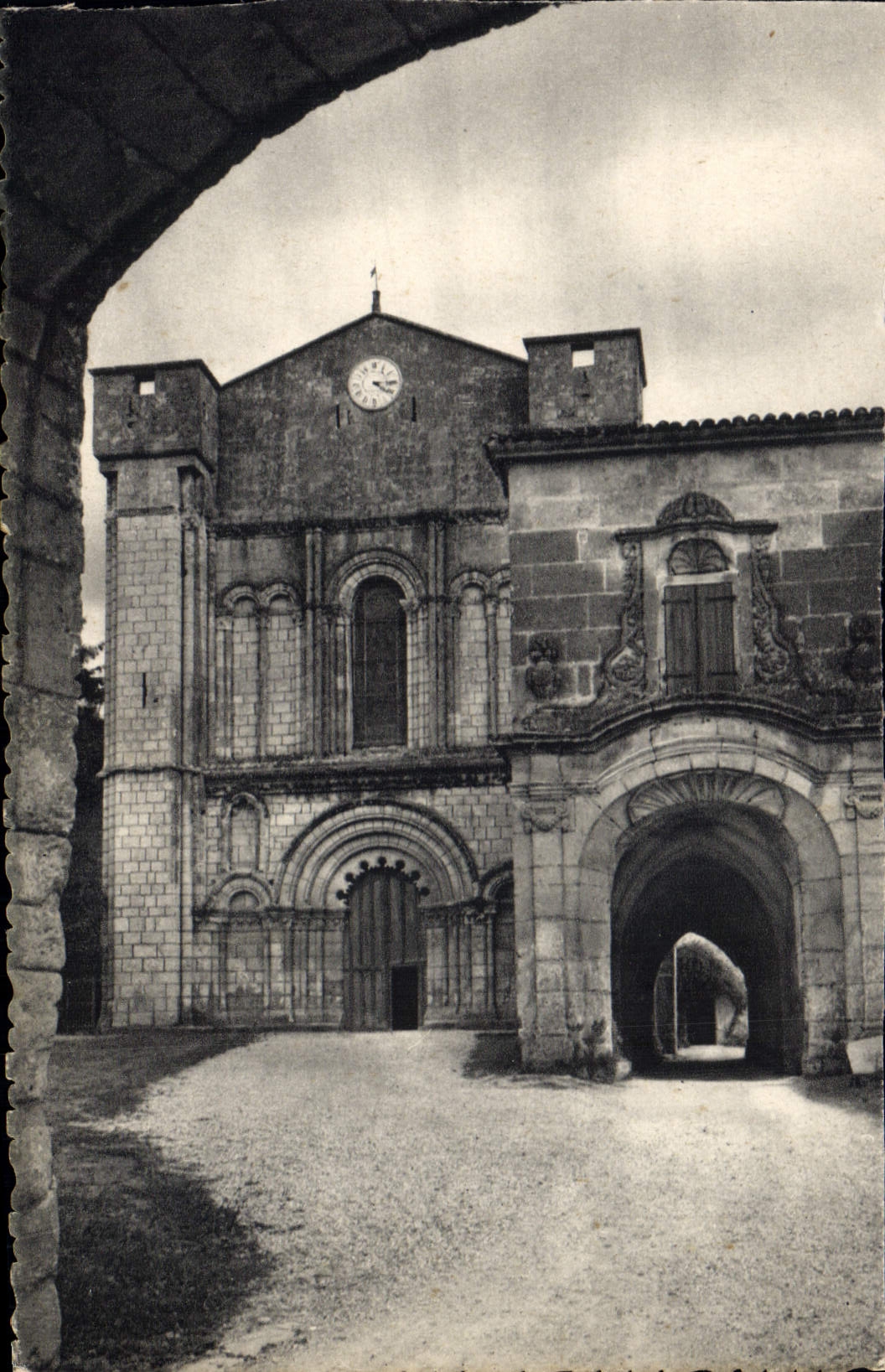 CPA Abbaye de Bassac Facade de l'eglise et entree de l'abbaye