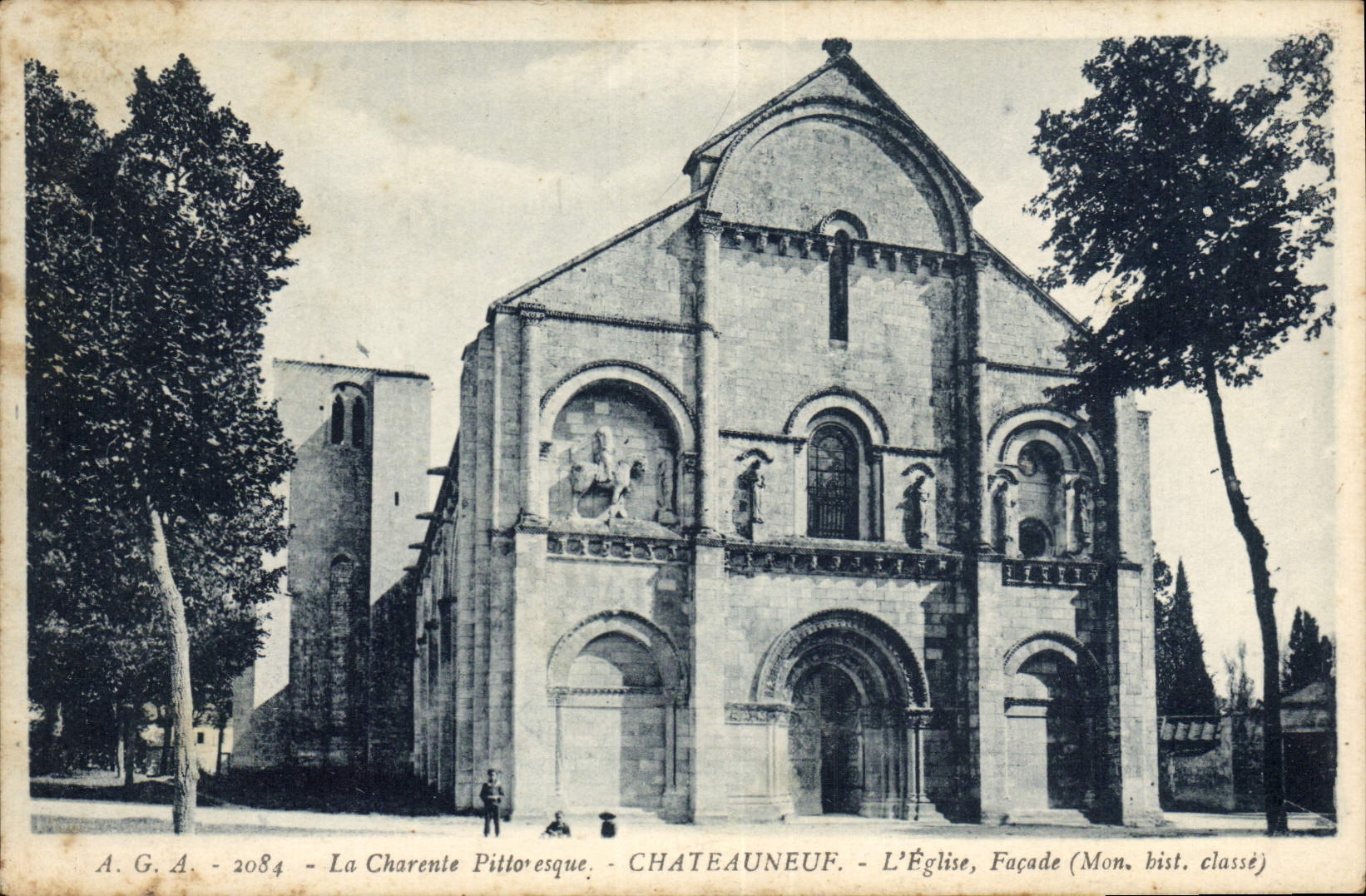 VINTAGE POSTCARD Chateauneuf the church Frontage