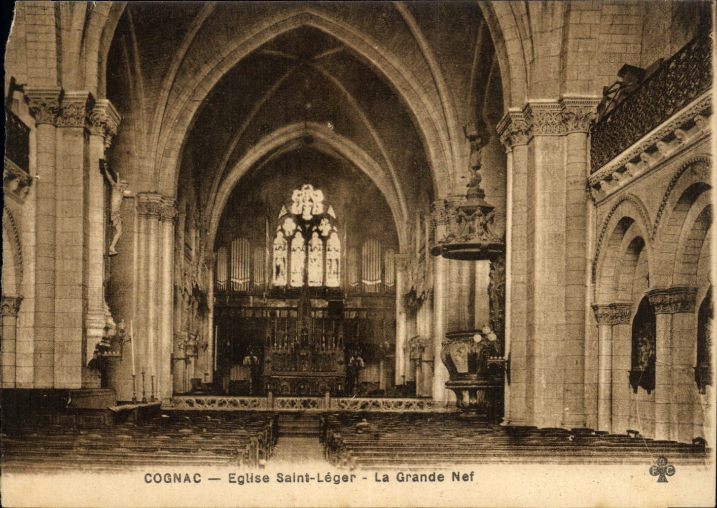 CPA Cognac Eglise Saint Leger La grande nef