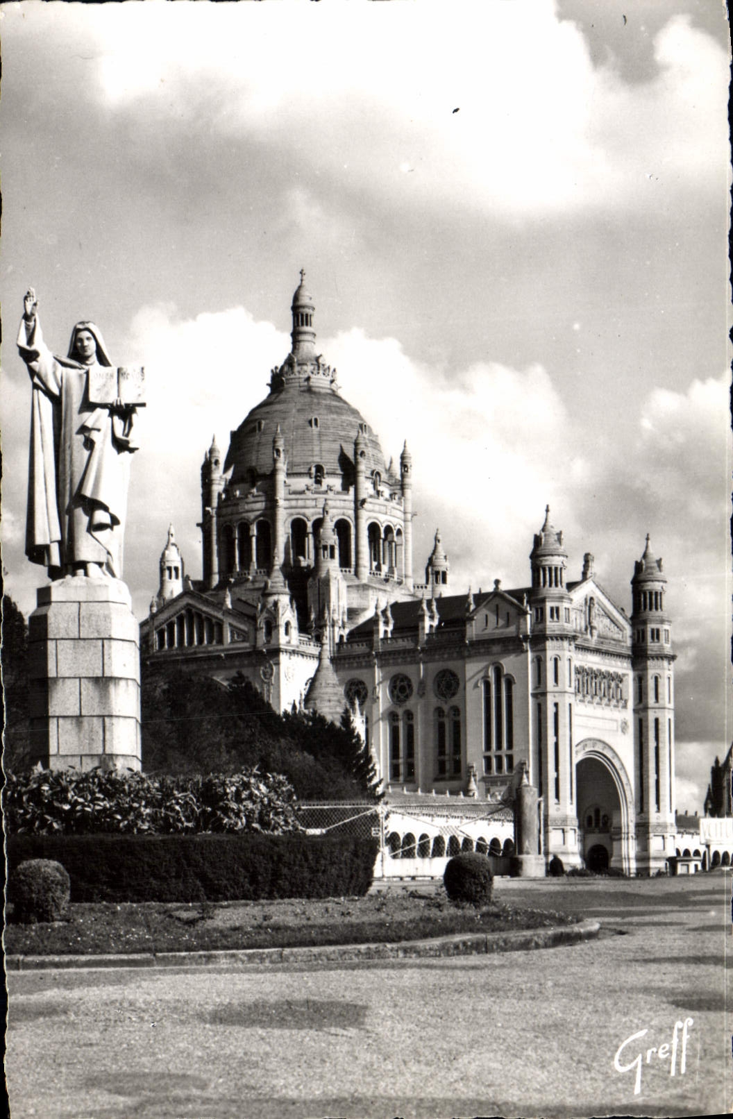 CPM Bailique de Lisieux Statue de Sainte Therese a l'entree du parvis 