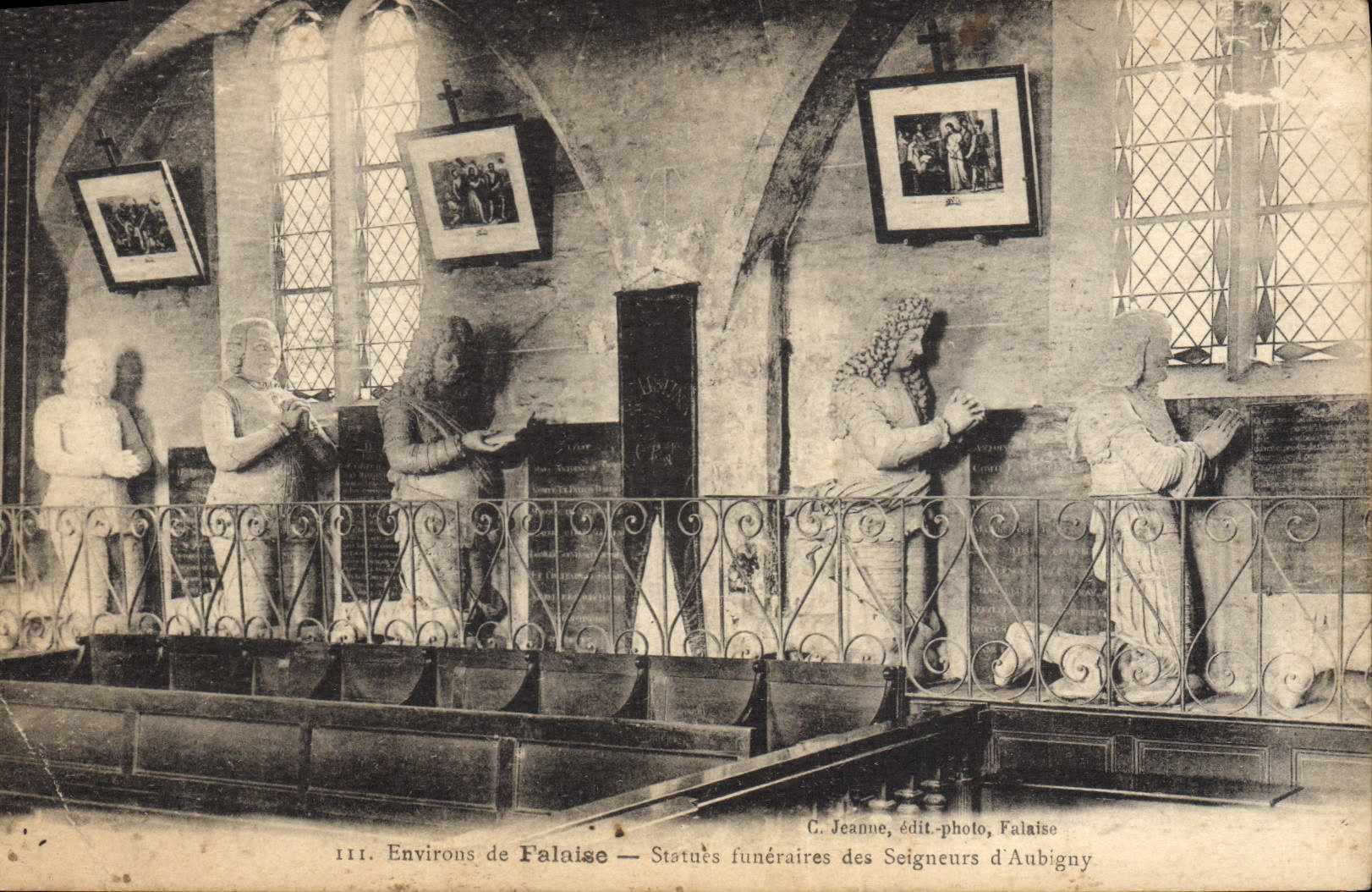 Alrededores funerarios de las estatuas del acantilado de la POSTAL de la VENDIMIA de los señores de Aubigny