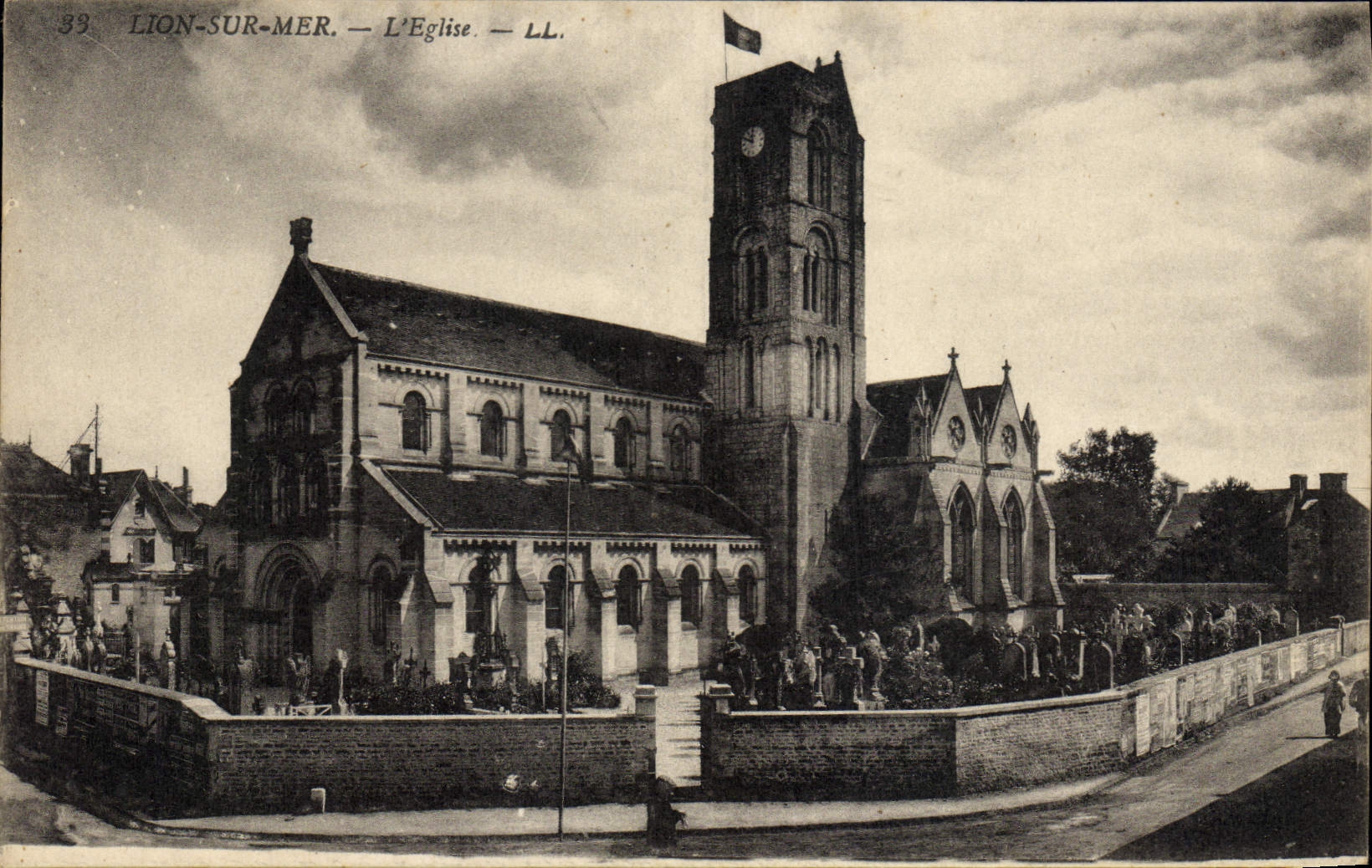 VINTAGE POSTCARD Lion sur Mer the church