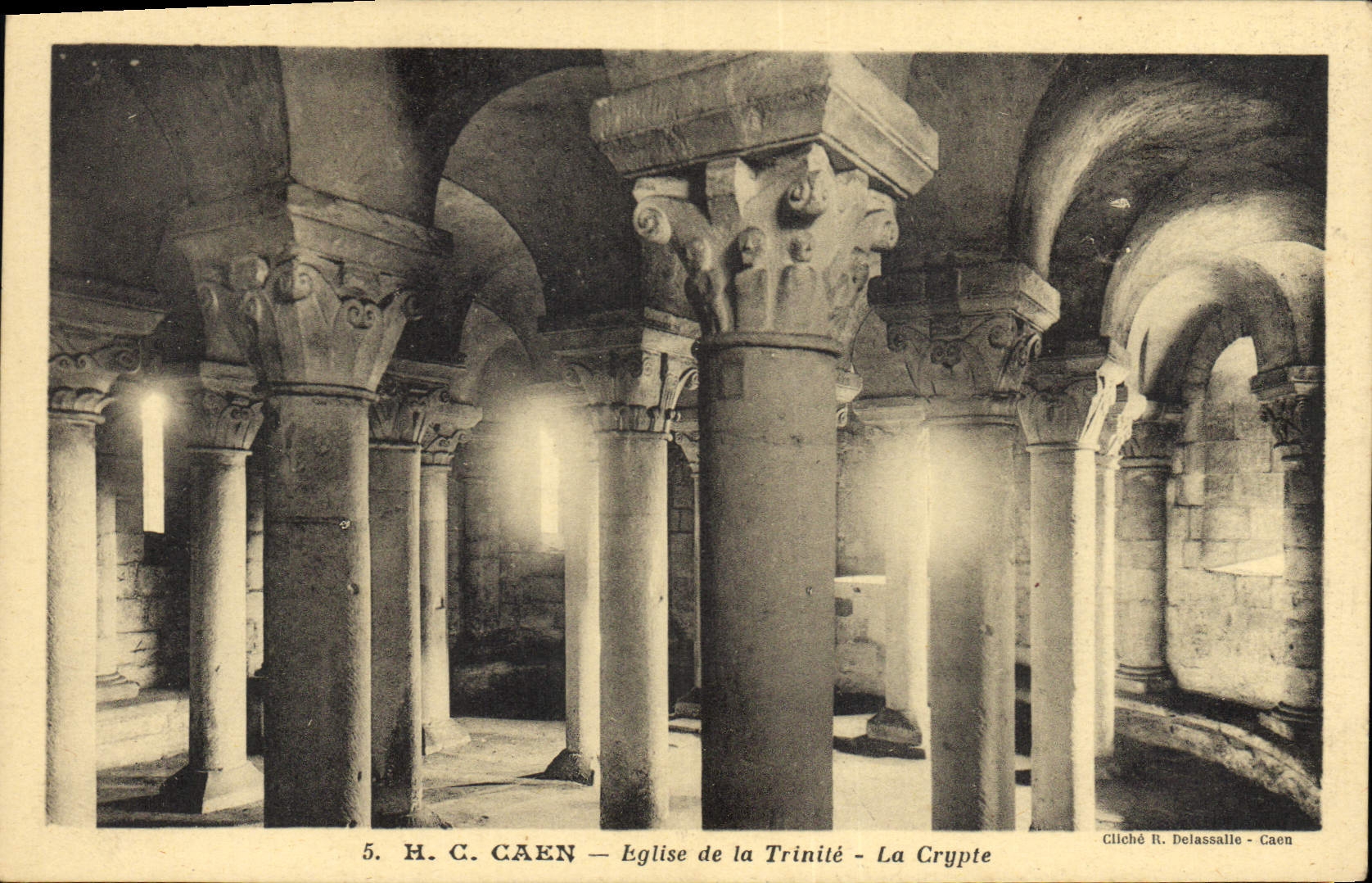 CPA Caen Eglise de la Trinite la crypte