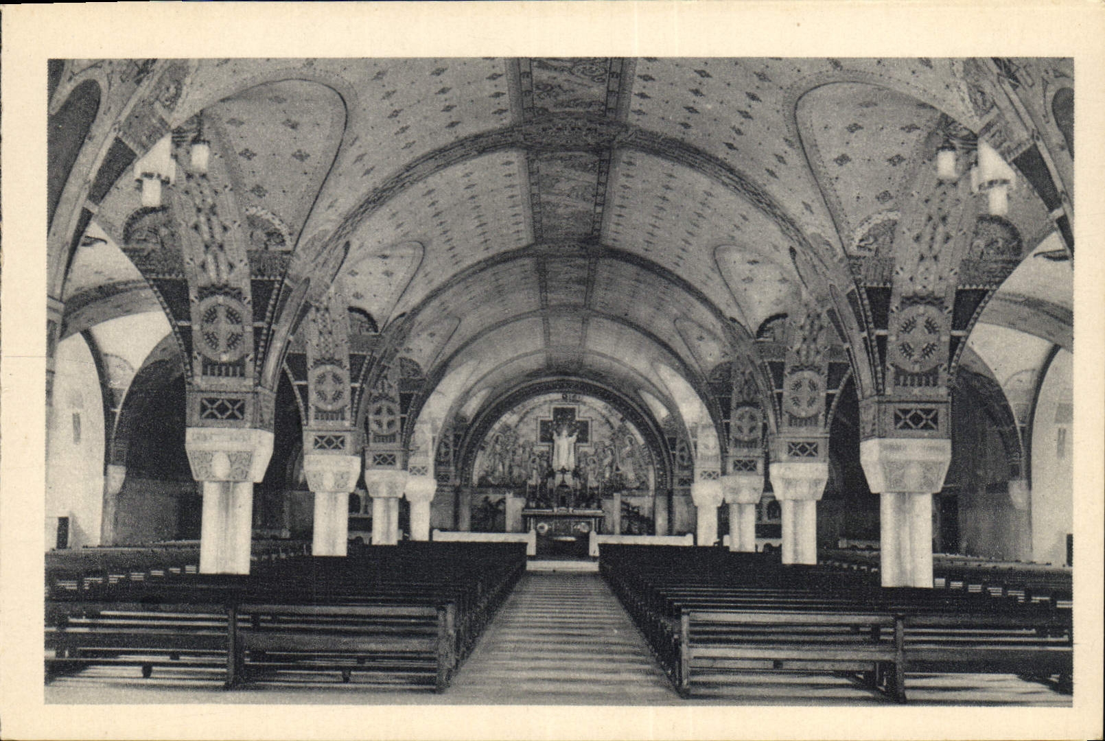 CPA La basilique de Lisieux La crypte Vue generale 