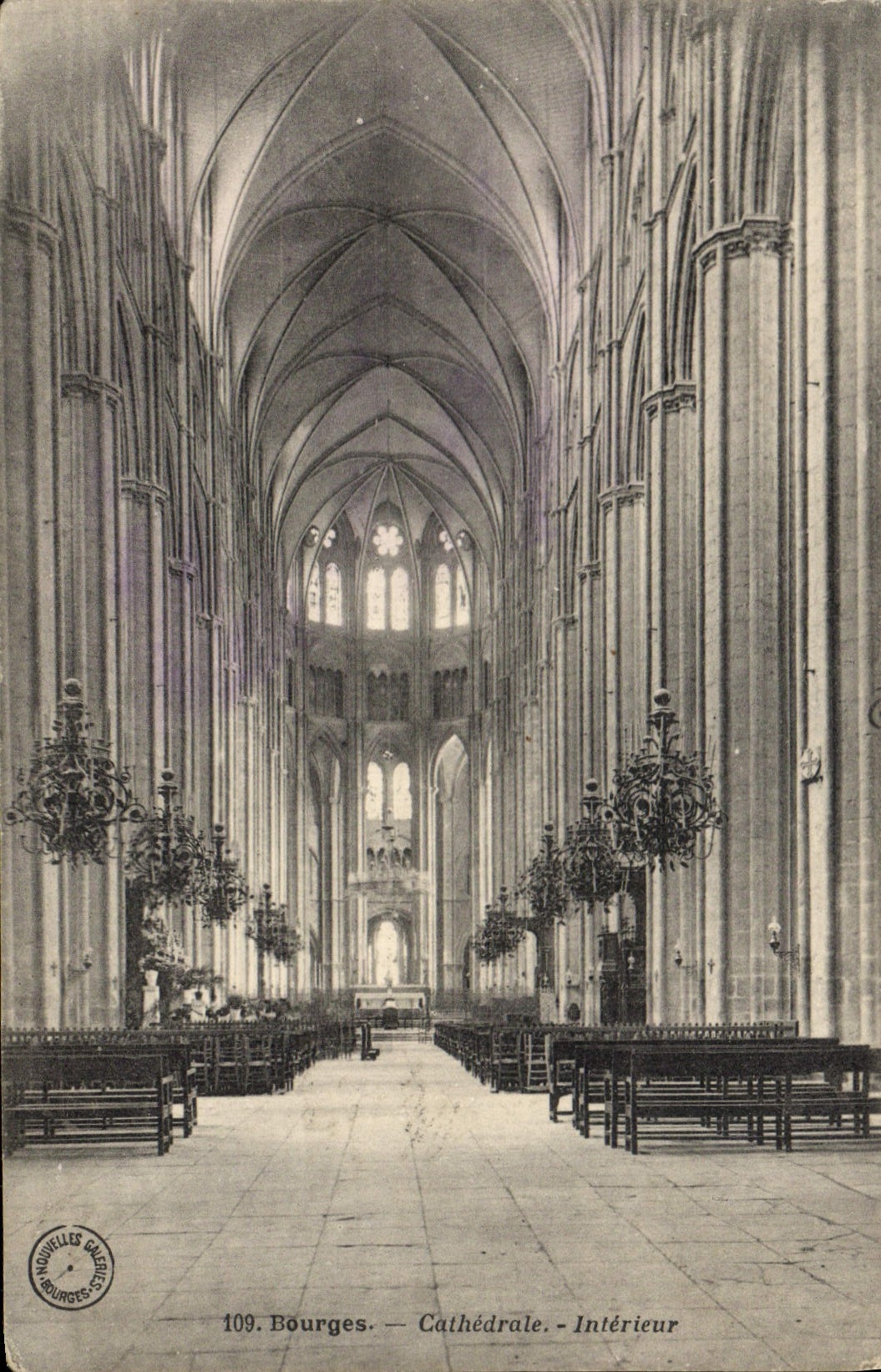 Interior de la catedral de Bourges de la POSTAL de la VENDIMIA
