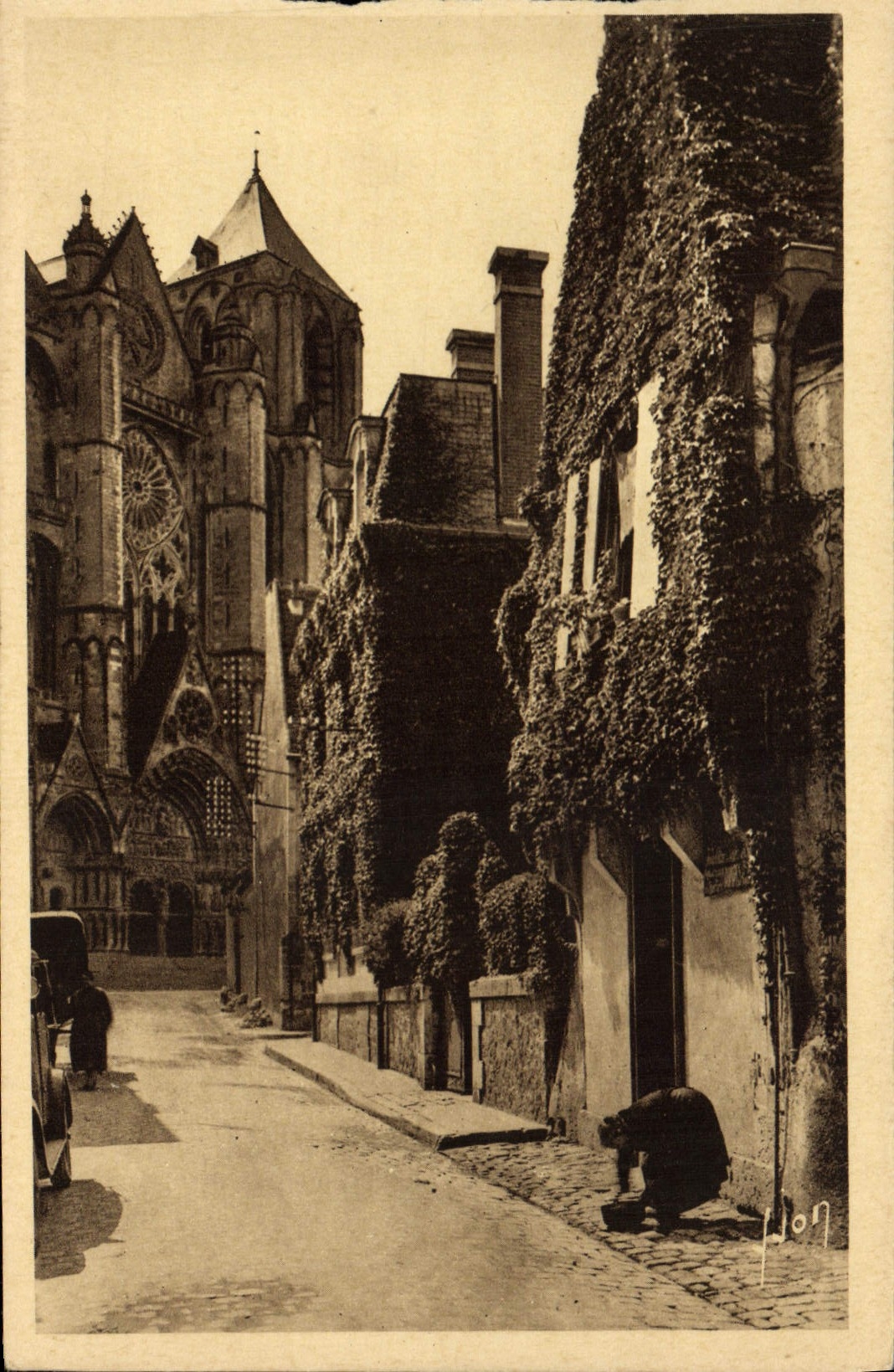 CPA Bourges Vieille rue Dans le fond la cathedrale
