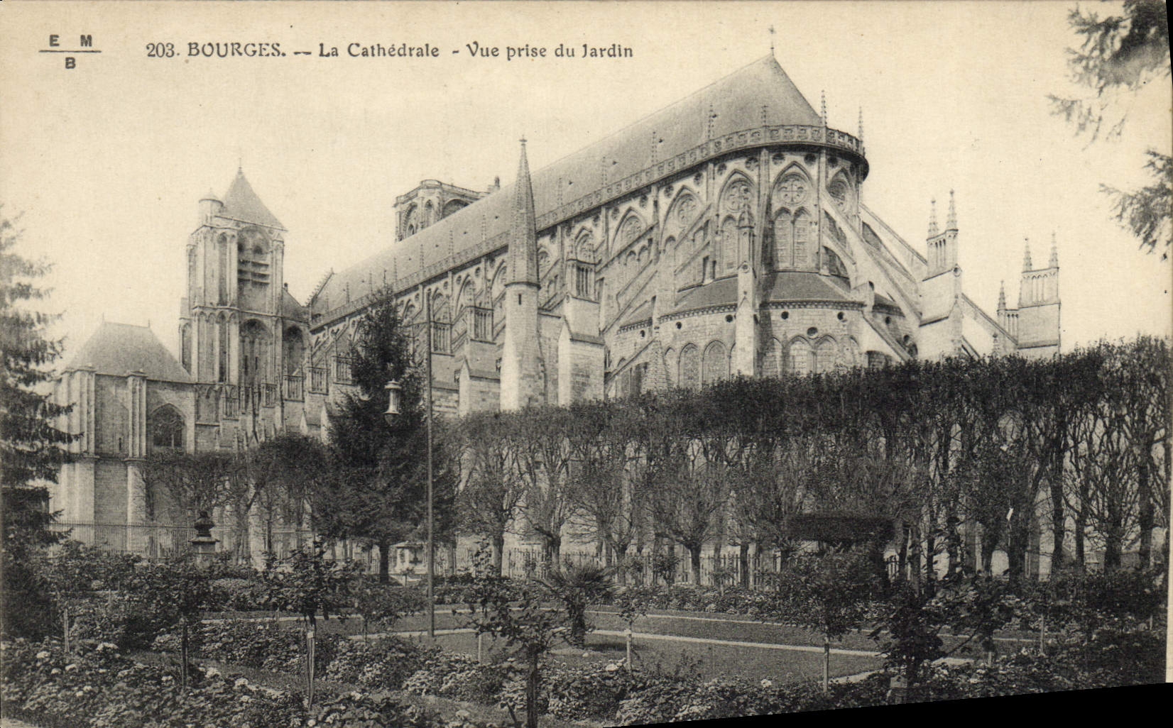 POSTAL Bourges de la VENDIMIA la catedral vista del jardín