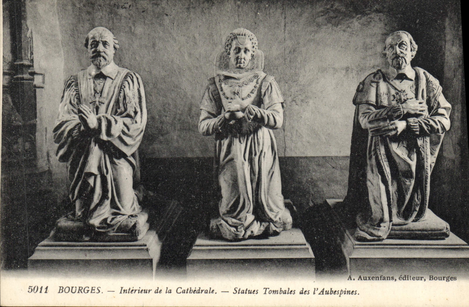 POSTAL Bourges interior de la VENDIMIA de las estatuas de la tumba de la catedral en fecha Aubespines