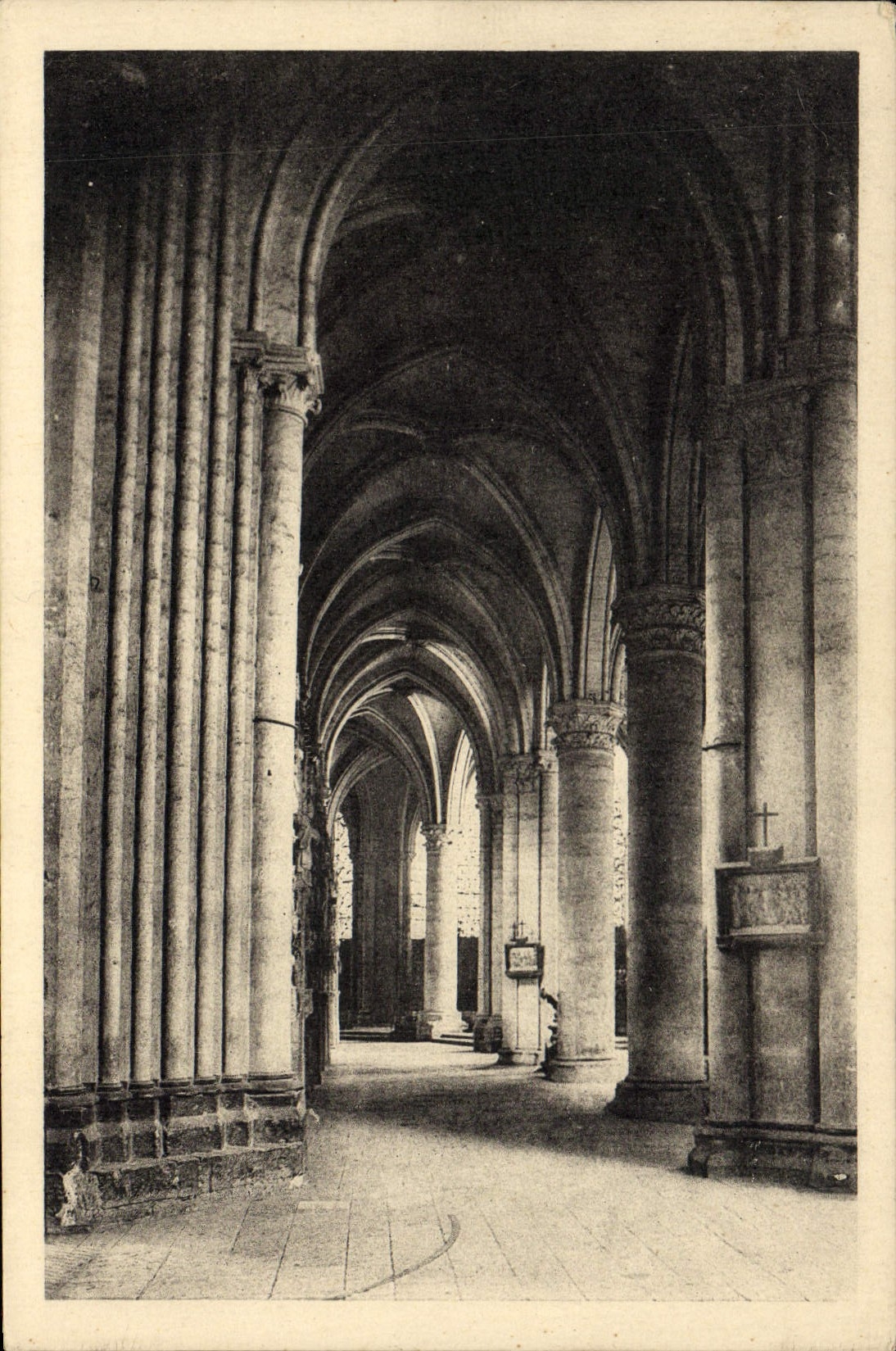 CPA Cathedrale de Chartres Deambulatoire