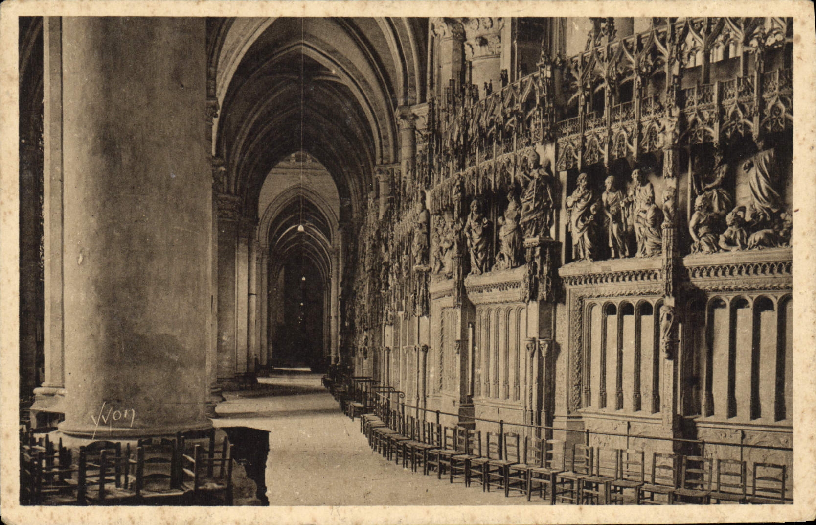 Interior de la POSTAL de la VENDIMIA de la catedral de Chartres el deambulatoire